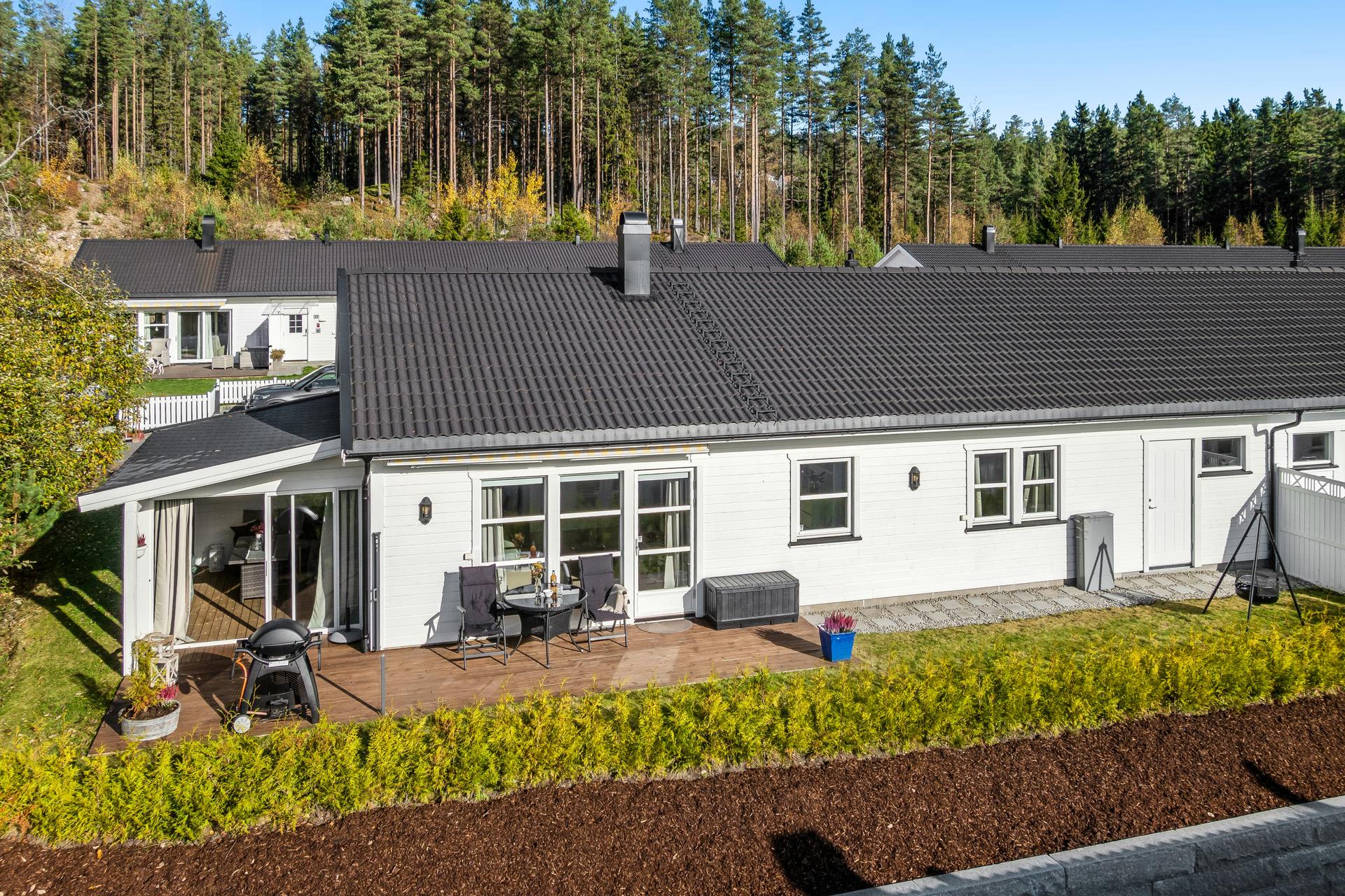 Kjedet enebolig fra 2016 med alt på ett plan, beliggende på en usjenert endetomt.. Bilde nummer 2 av 3