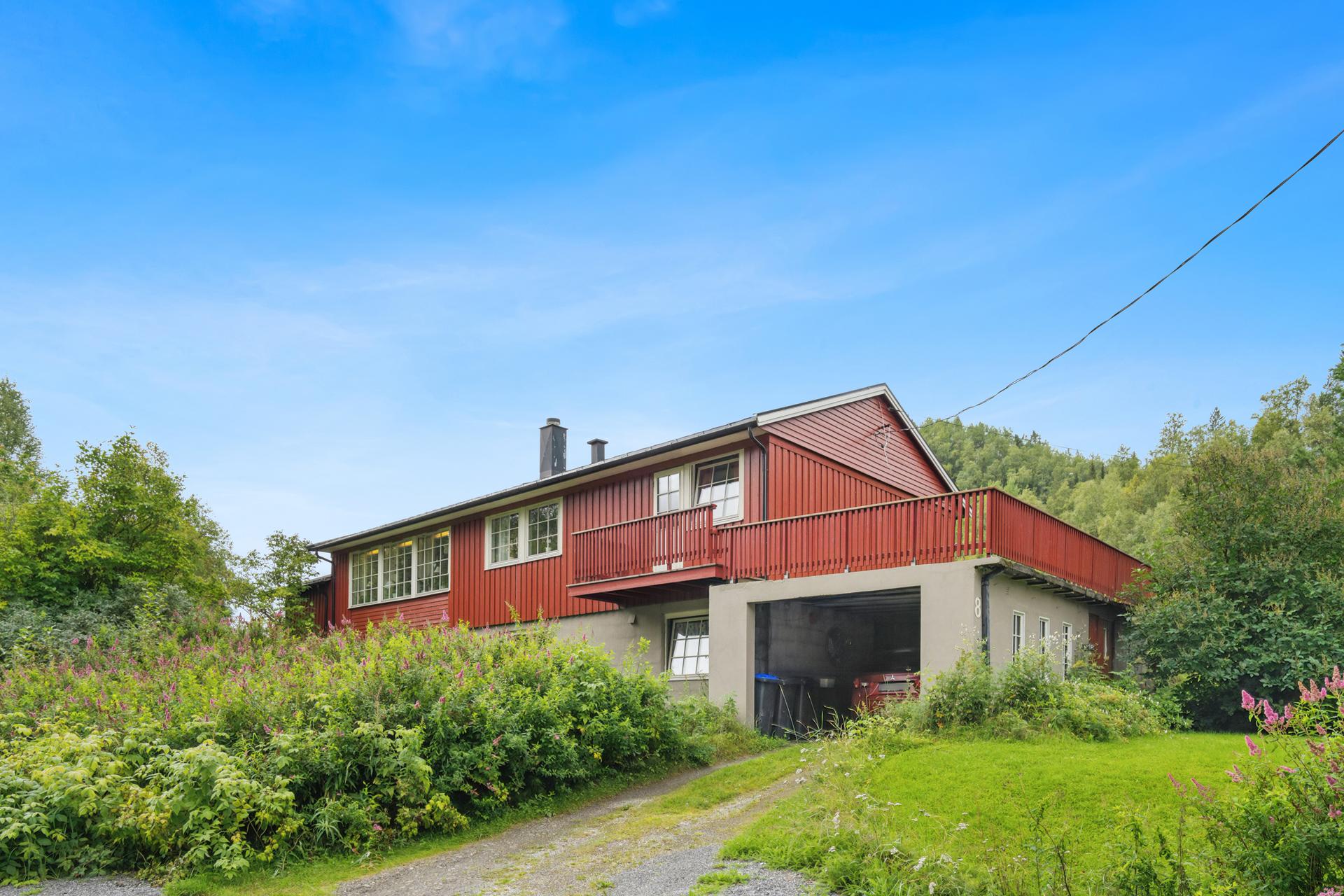 Enebolig over to plan med integrert garasje og landlig beliggenhet.. Bilde nummer 2 av 3