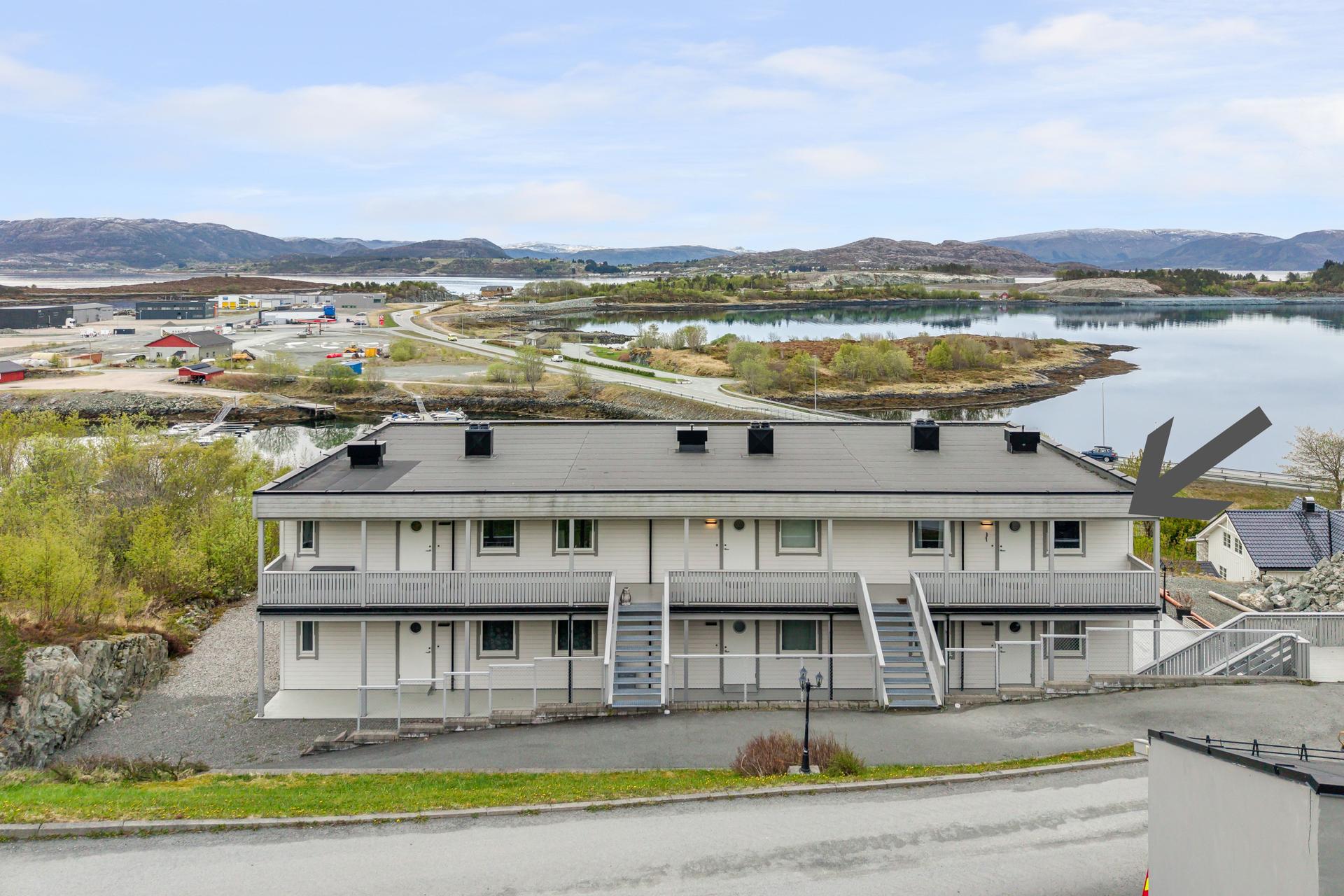 Pen 3-roms leilighet med fin og sjønær beliggenhet på Sandstad. Bilde nummer 2 av 3