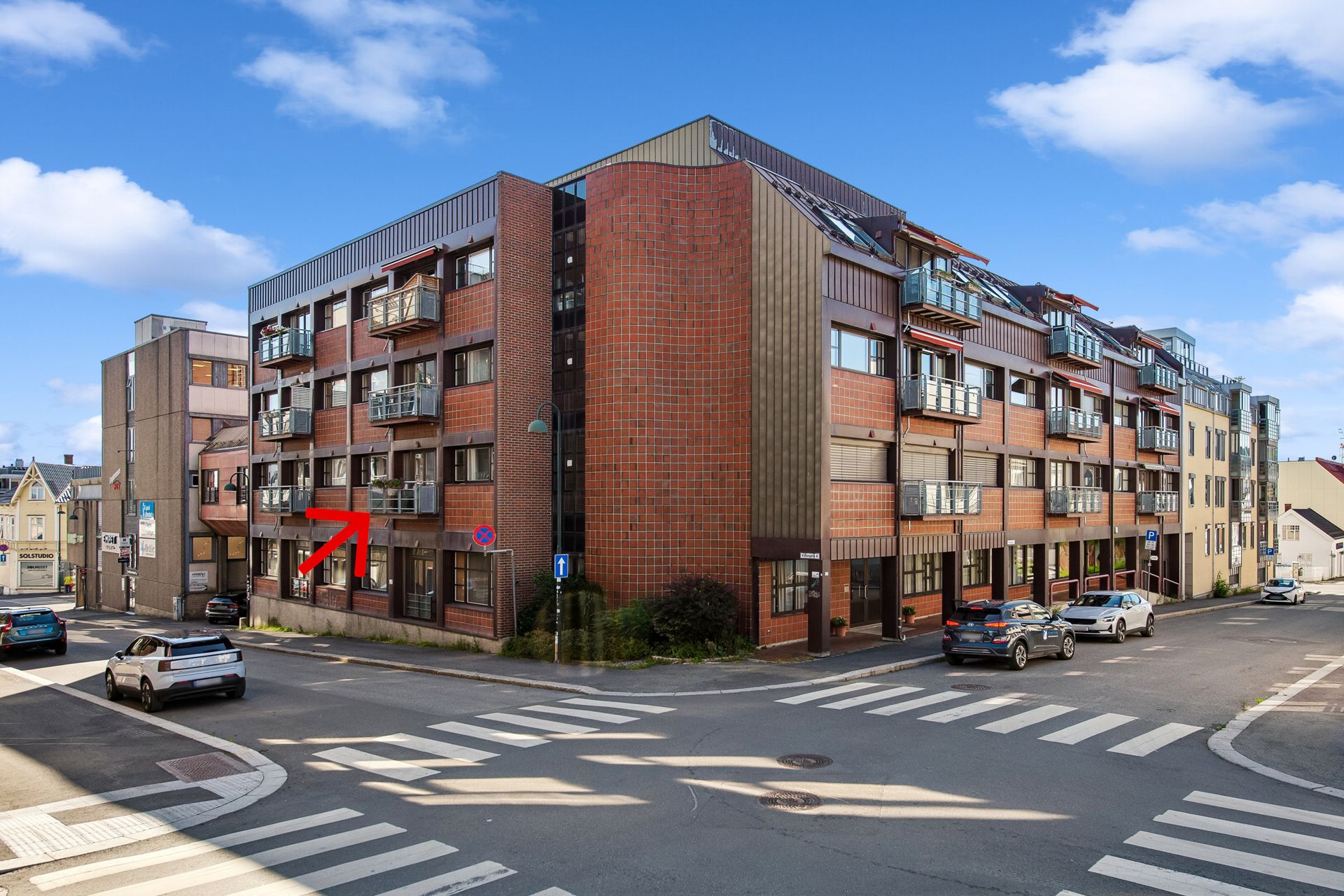 En praktisk og fin byleilighet i 2 etg.. Bilde nummer 3 av 3