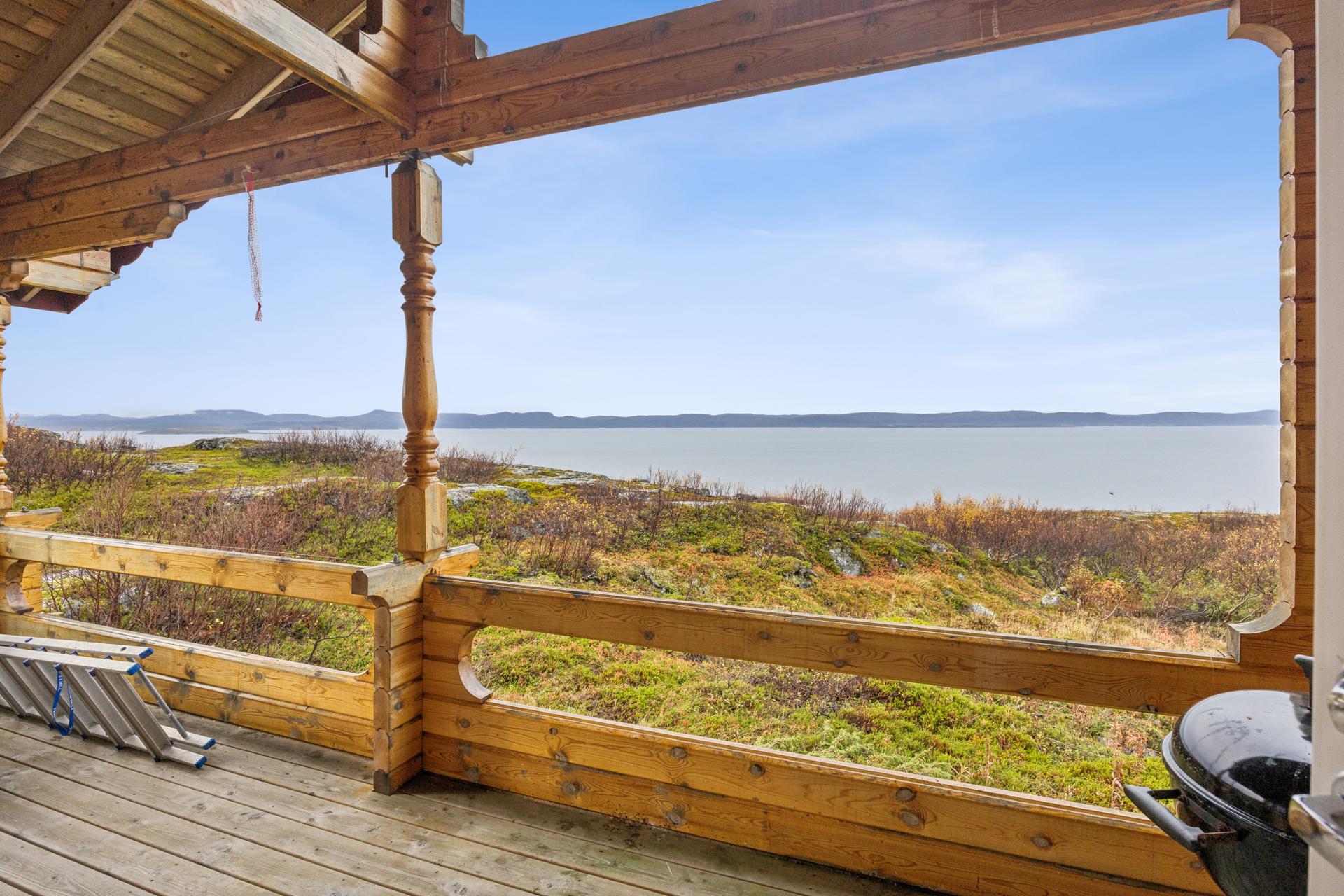 Fra den overbygde verandaen er det åpen utsikt mot Porsangerfjorden og det storslåtte kystlandskapet.. Bilde nummer 3 av 3