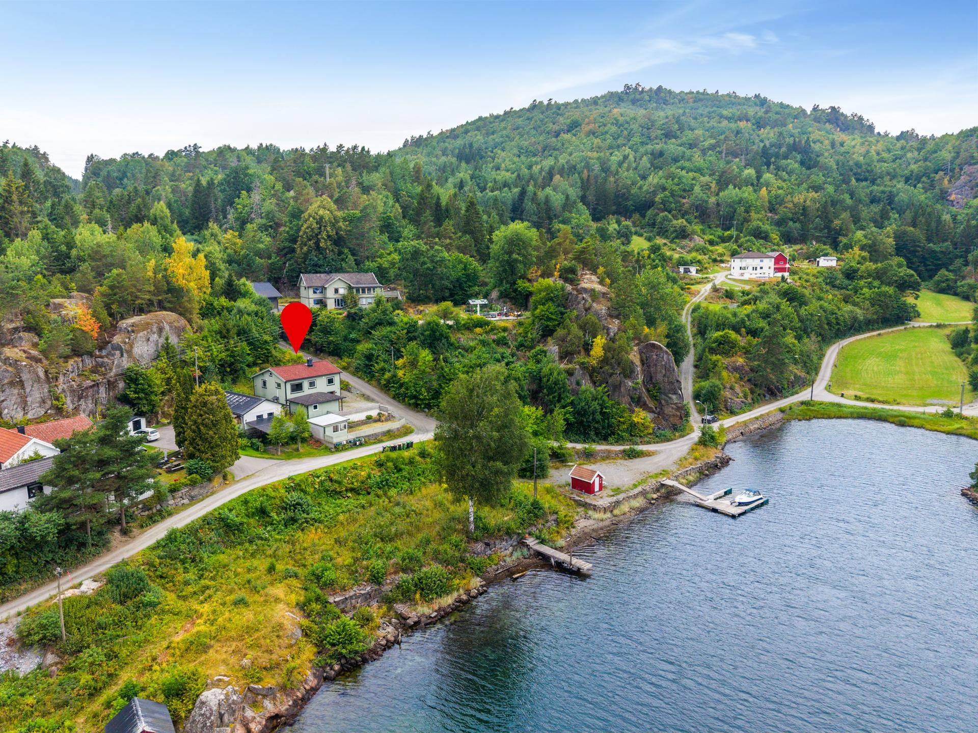 Oppgradert enebolig med sjønær og landlig beliggenhet i Langangen.. Bilde nummer 1 av 3