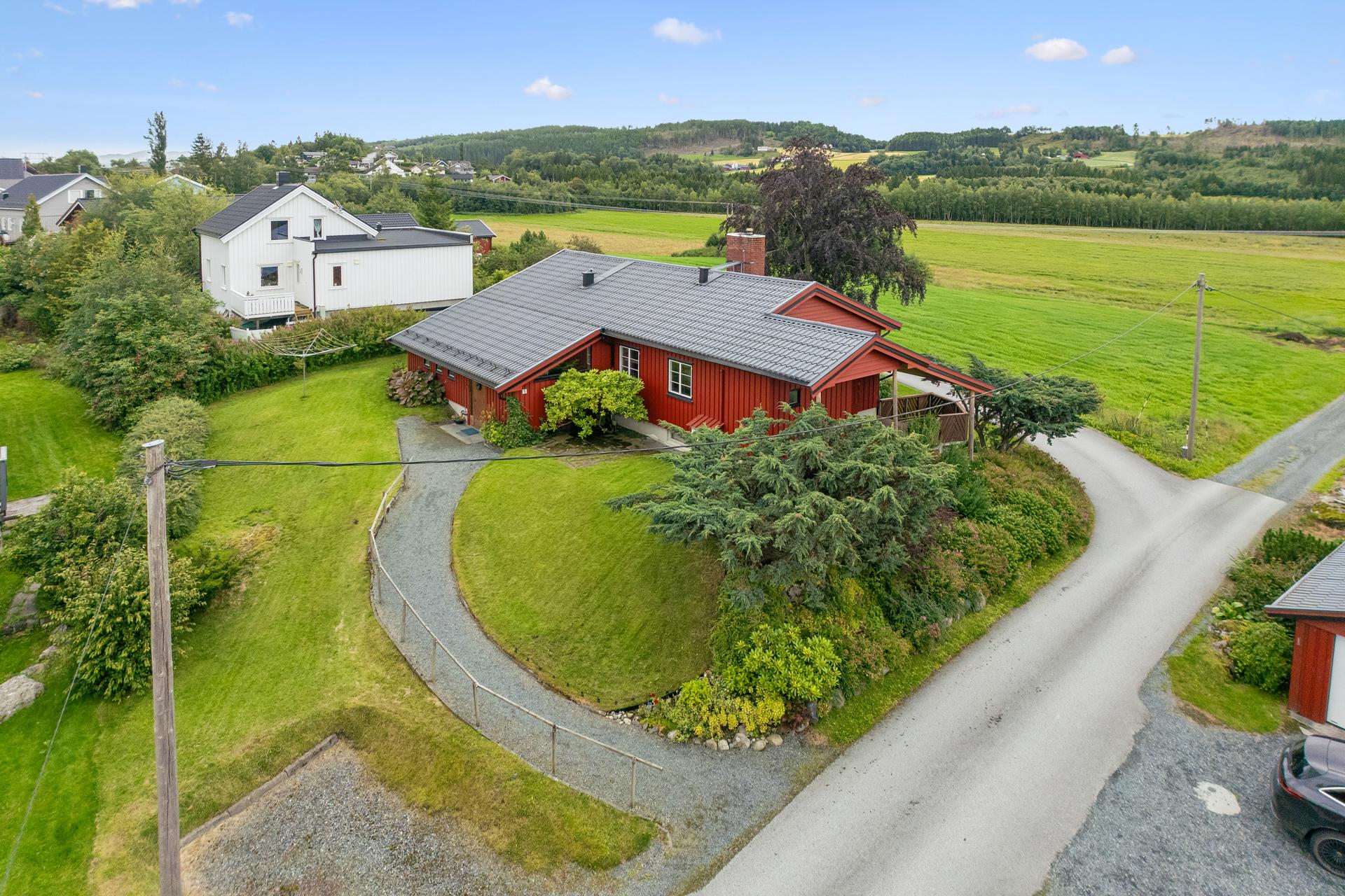 Eiendommen ligger i et område med nærhet til skog og mark.. Bilde nummer 2 av 3