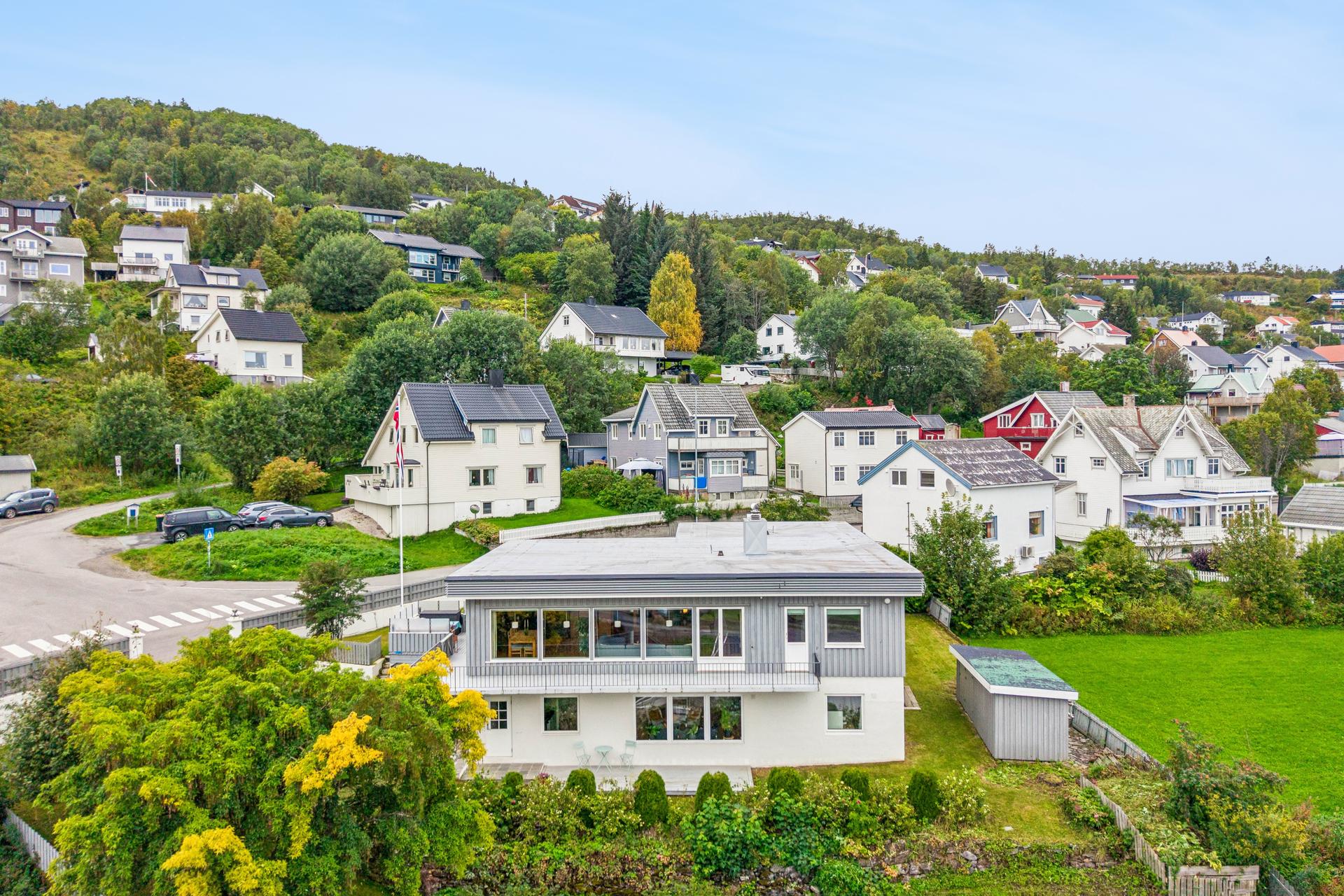 Erverdig funkisbolig over to plan med egen utleiedel i underetasjen.. Bilde nummer 3 av 3