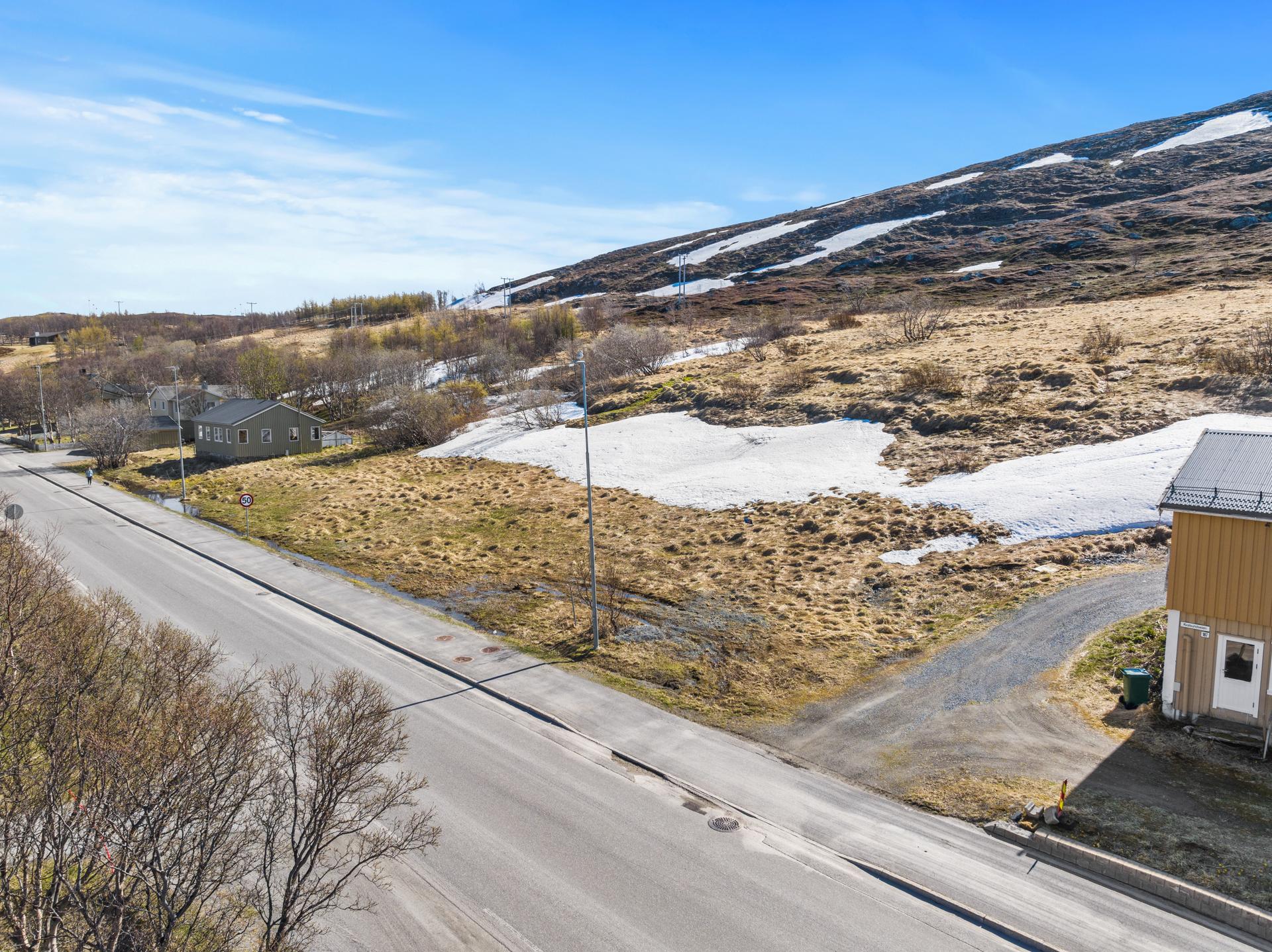 Velkommen til Kvalsundveien Tomt 108/422! Foto: [Fotograf eller fotofirma]. Bilde nummer 3 av 3