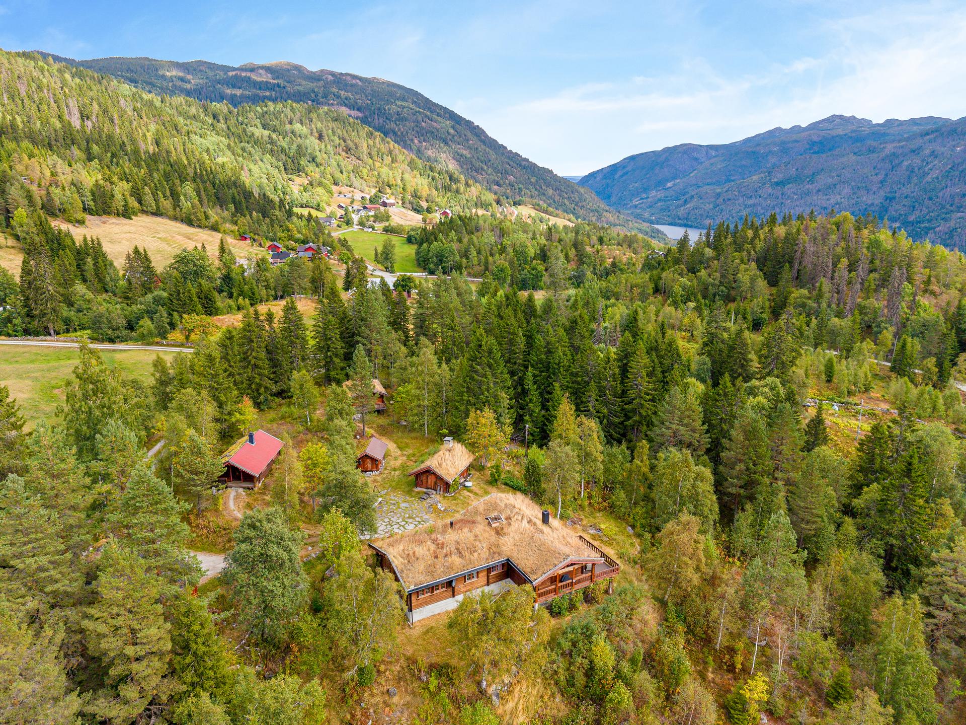 Innholdsrik eiendom med flere bygninger. Her får du er kombinasjon av tradisjonell bebyggelse og storslått natur.. Bilde nummer 2 av 3