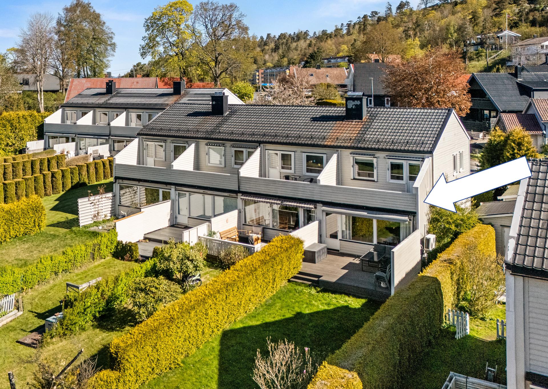 Boligen ligger  på enden og har to terrasser og en skjermet hage, med store grøntarealer i borettslaget.. Bilde nummer 2 av 3