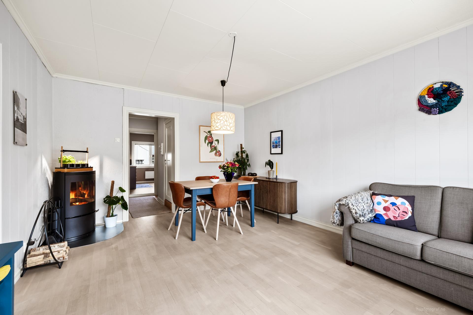 Stuen er romslig og gir plass til både sofagruppe og spisebord.. Bilde nummer 2 av 3