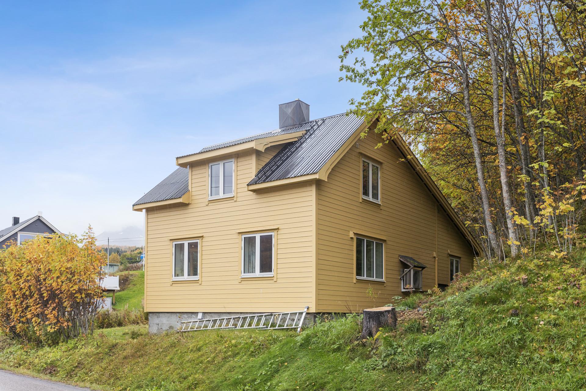 EiendomsMegler 1 v/Sondre Jakobsen ønsker velkommen til Kollveien 36! Foto: EFKT . Bilde nummer 1 av 3