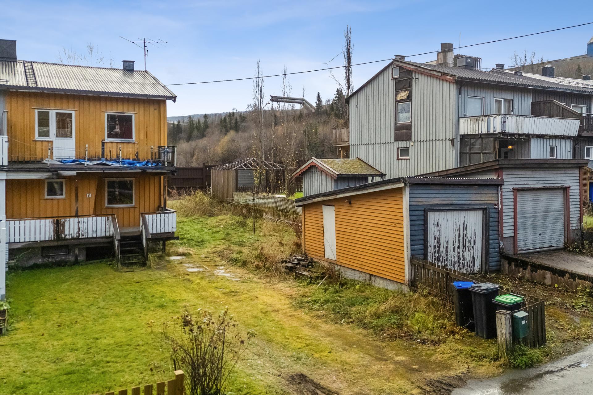 Rekkehus over tre plan med tilhørende tomt, hage og frittstående garasje.. Bilde nummer 2 av 3