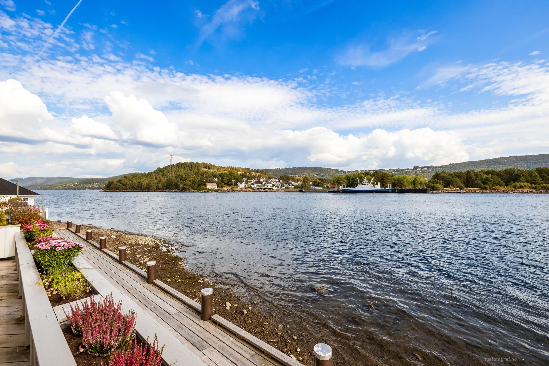 Nyt utsikten mot Svelvikstrømmen og båtlivet som passerer forbi.. Bilde nummer 2 av 3