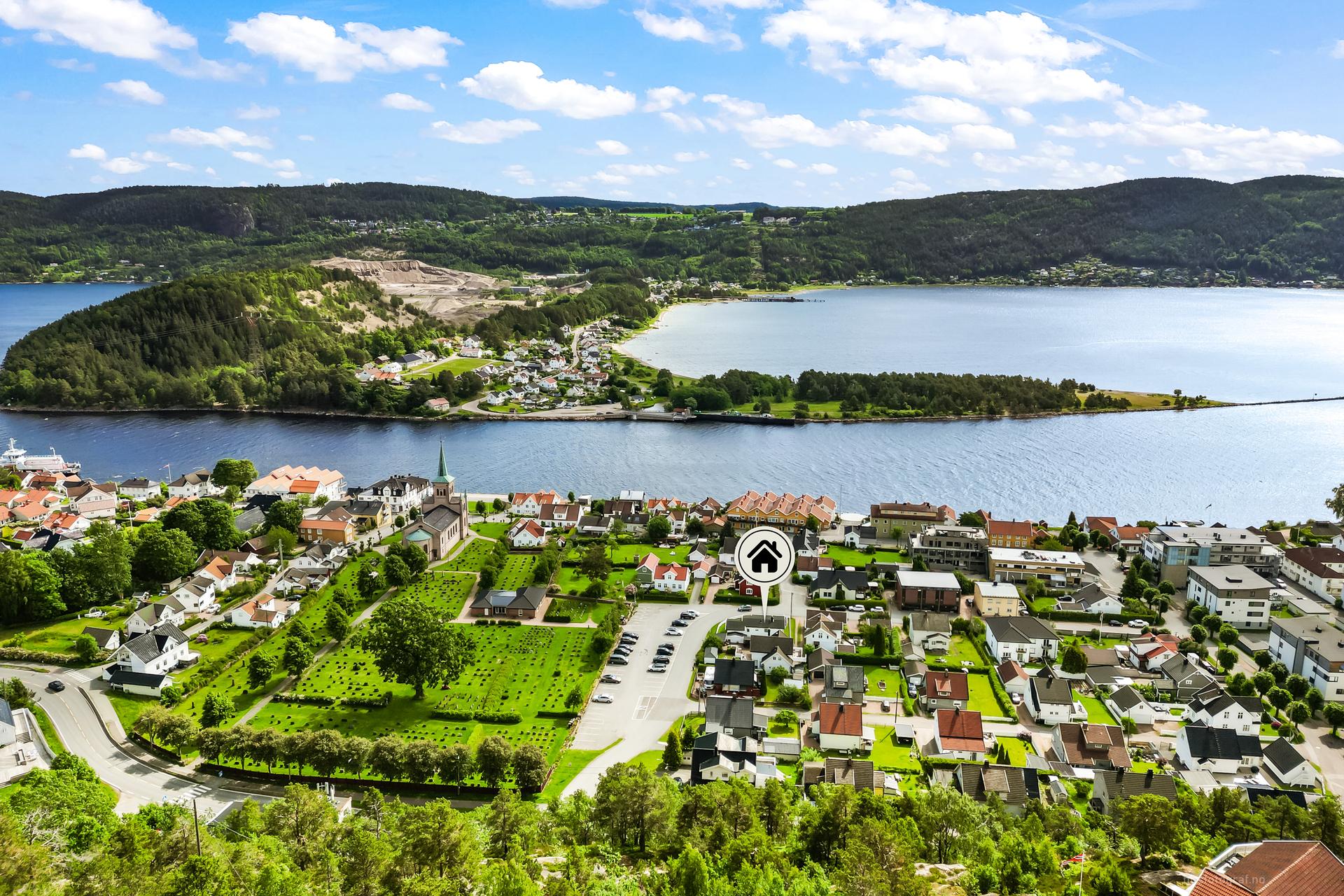 Eiendommen ligger i et etablert og barnevennlig boligområde.. Bilde nummer 2 av 3