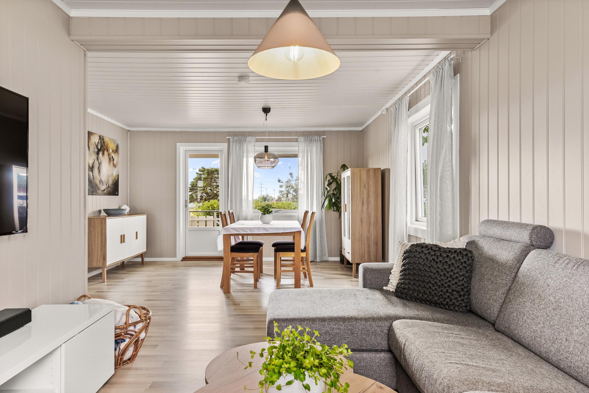 Leiligheten er modernisert i senere år, med overflater oppgradert i 2018.. Bilde nummer 1 av 3