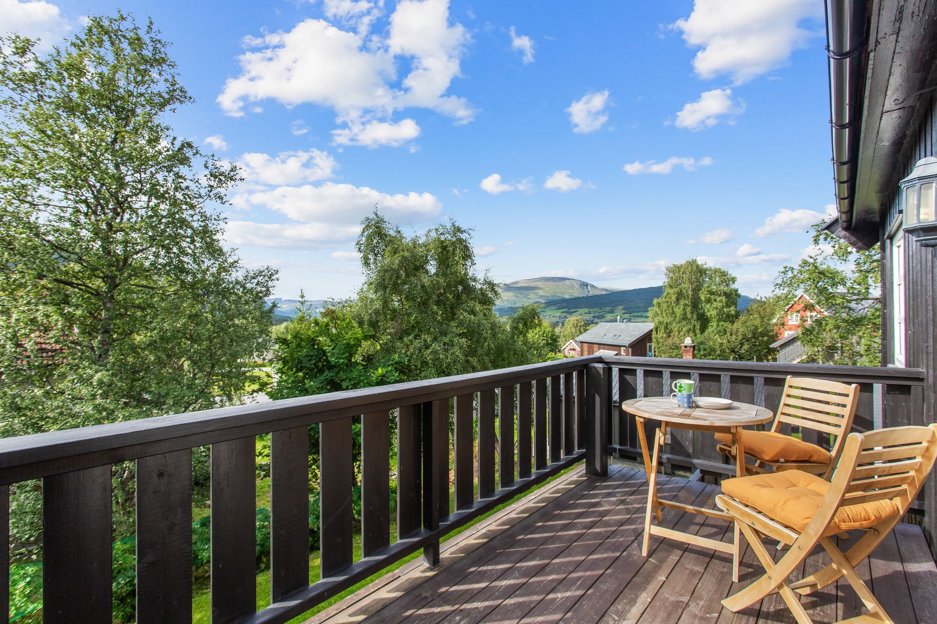 Veranda med gode solforhold og fin utsikt. . Bilde nummer 2 av 3