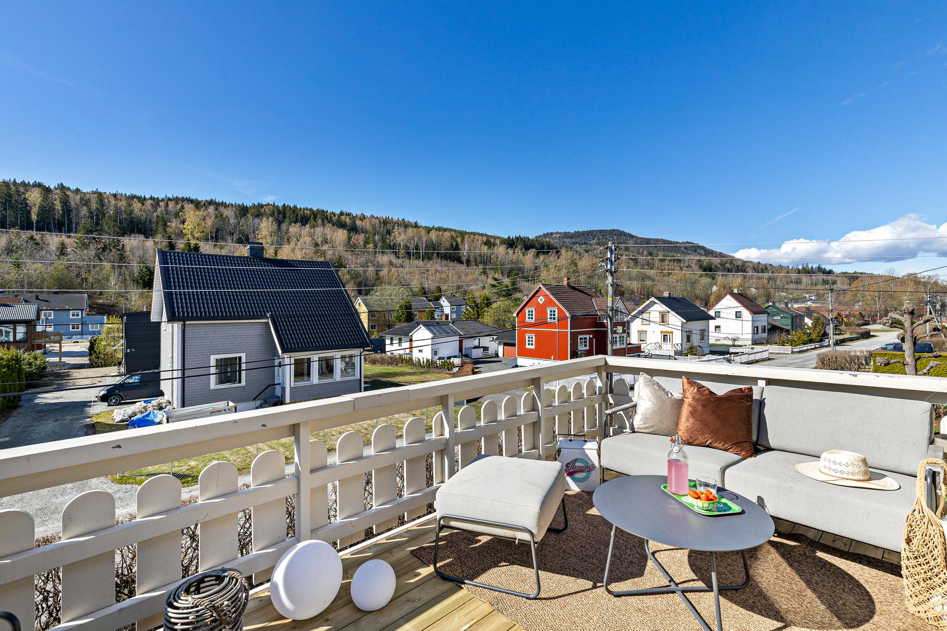 Solrik sørvendt balkong på ca. 12 m² med utgang fra stue.. Bilde nummer 3 av 3