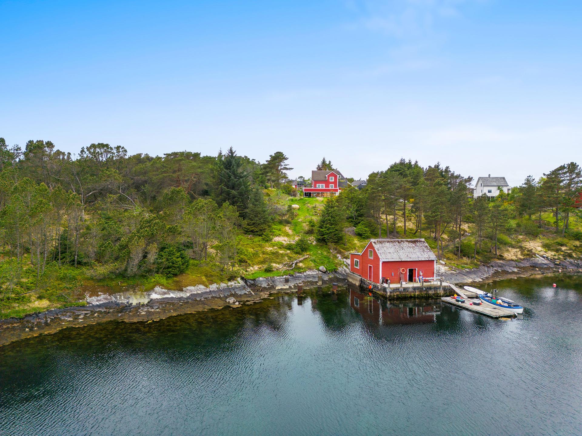 EiendomsMegler 1 og Merete Seim har gleden av å presentere sjøtomt ved Straumsneset. Bilde nummer 1 av 3