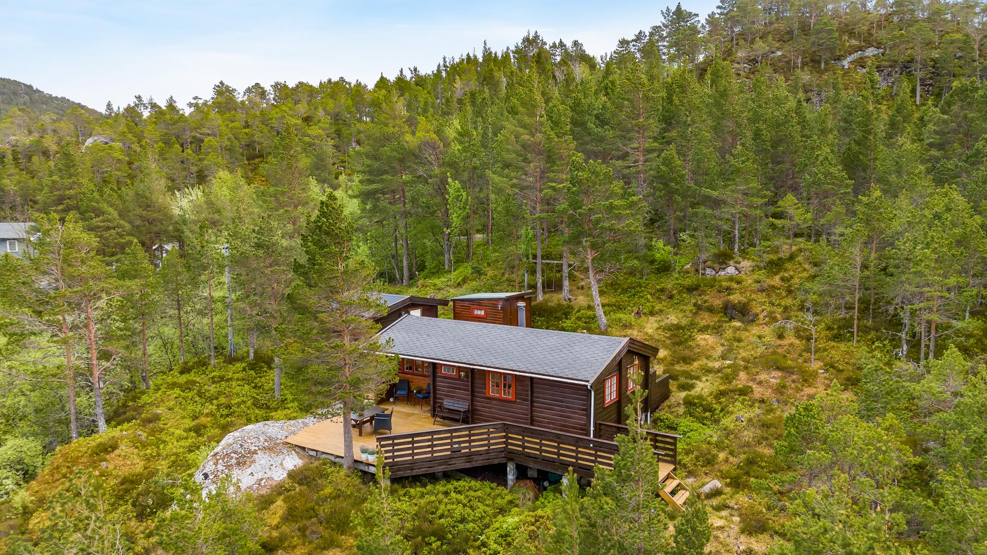 Hytta ligger høyt plassert, omkranset av skog som gir god skjerming.

. Bilde nummer 3 av 3