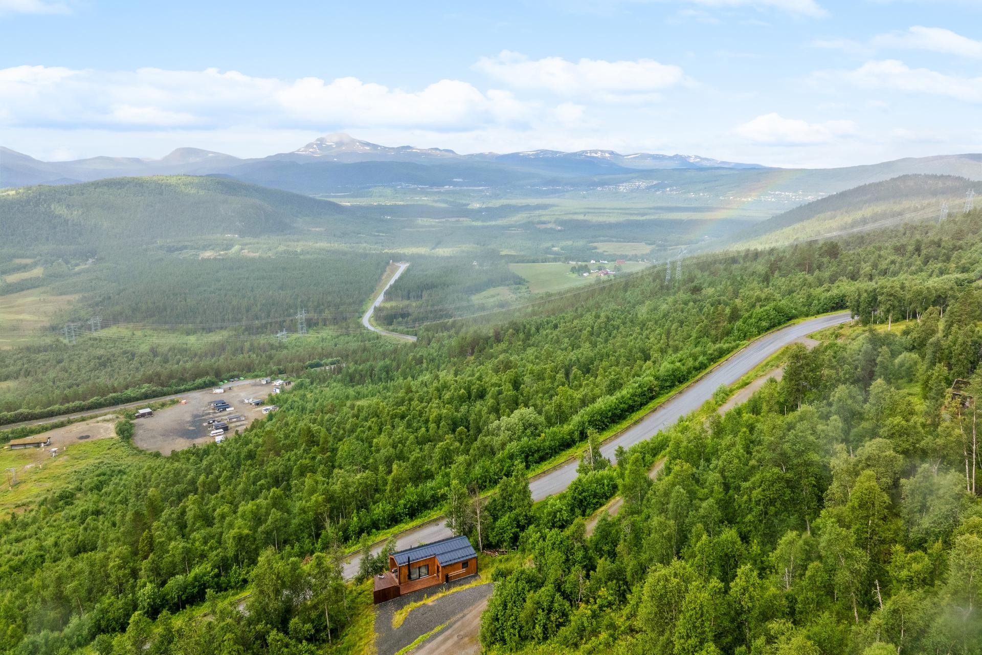 Fra eiendommen er det en vidstrakt utsikt over dalen og fjellene i horisonten.. Bilde nummer 3 av 3