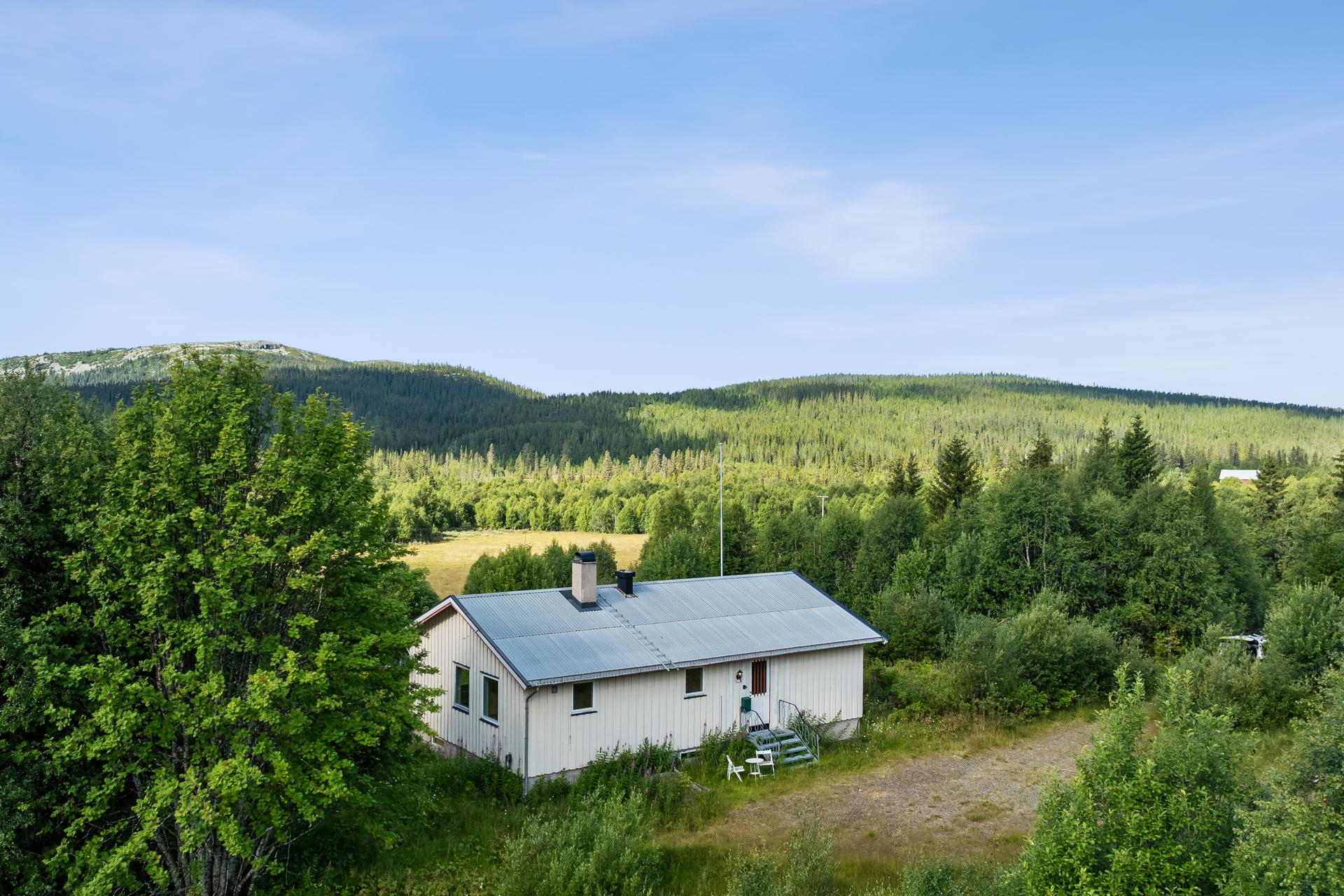 Eiendommen ligger i naturskjønne omgivelser i Eltedalen, med nærhet til turterreng.. Bilde nummer 2 av 3