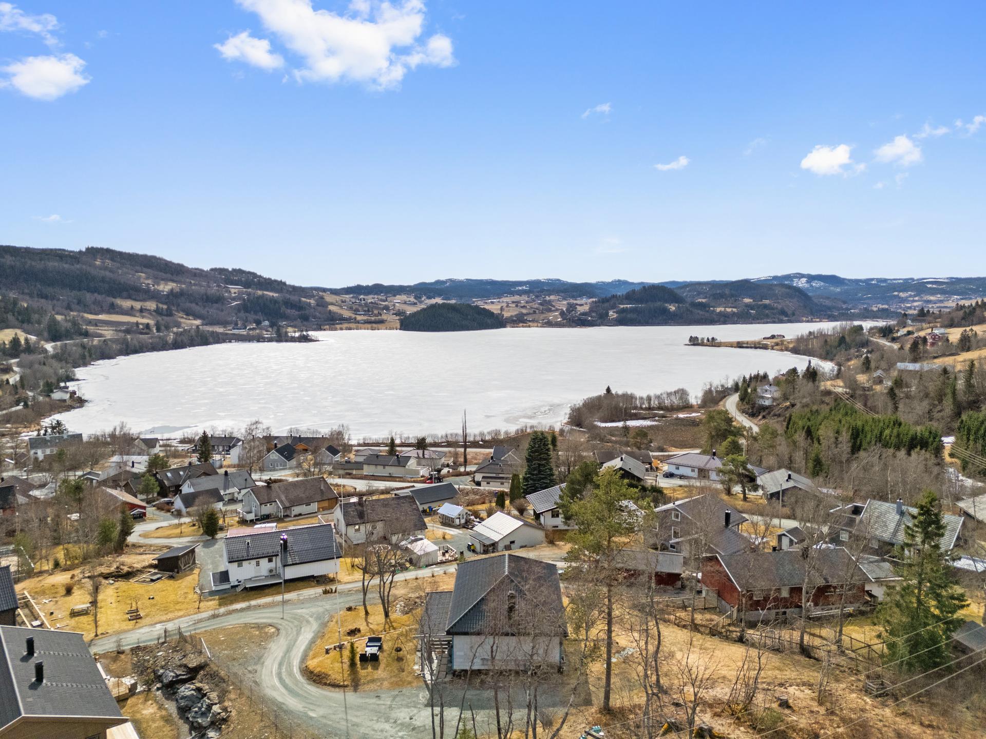 Eiendomsmegler 1 v/ Sindre Belsås har gleden av å presentere denne flotte eiendommen i Besethaugen 14 i Eggkleiva!
Foto: Interiørfoto v/Haukdal. Bilde nummer 3 av 3
