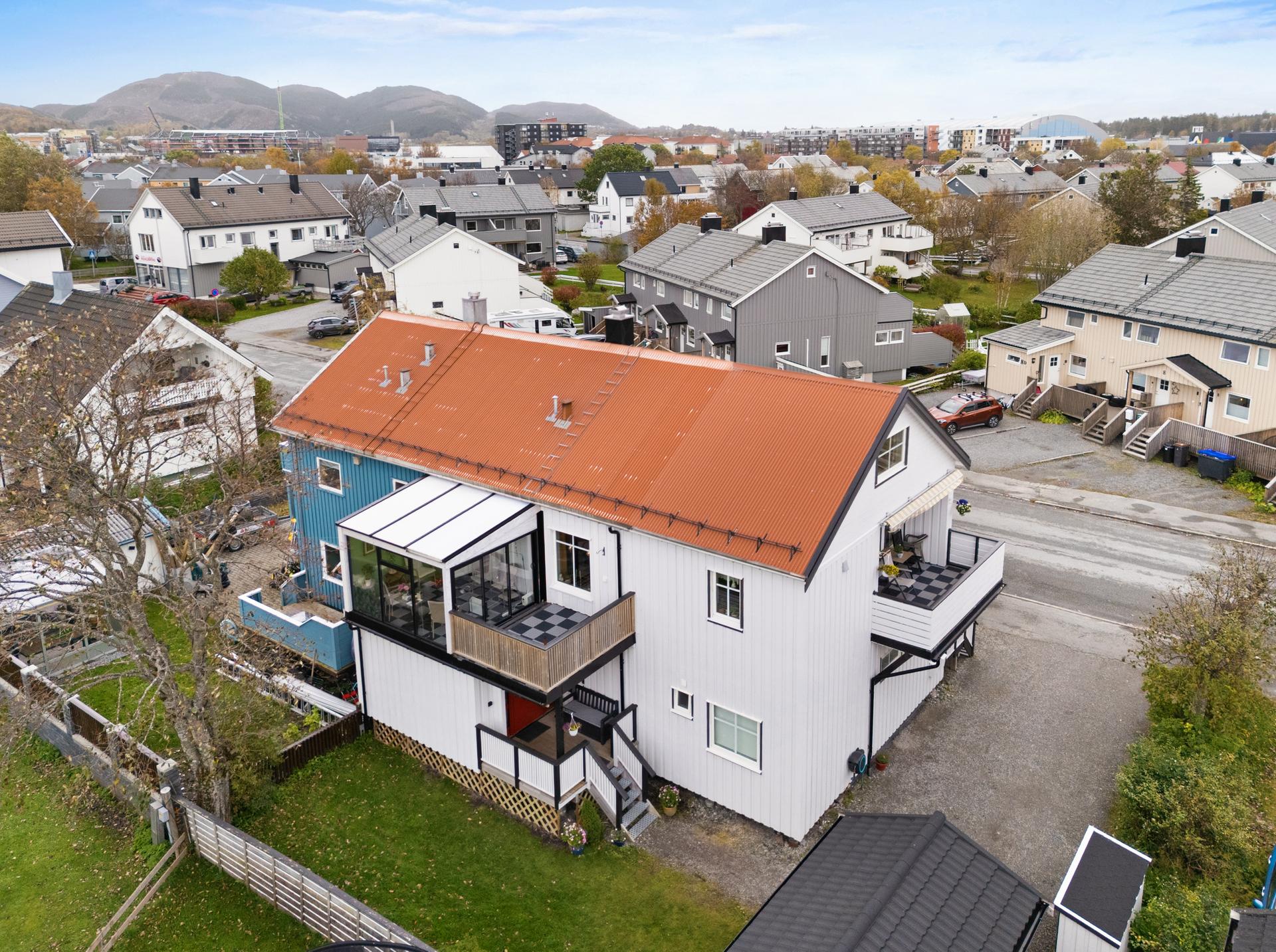 Flere ulike uteplasser med innglasset veranda, åpen altan og balkong ut fra stueetasjen.. Bilde nummer 2 av 3