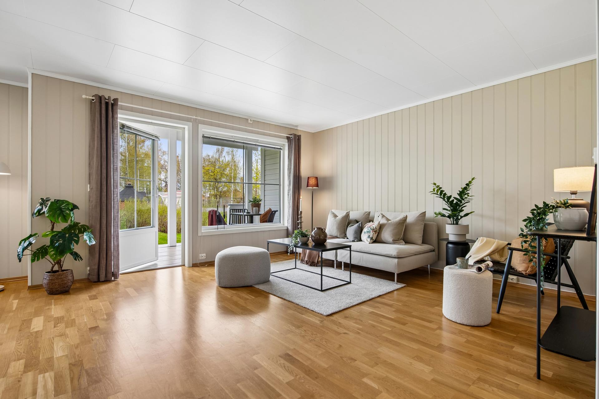 Stuen har plass til både sitte- og spisegruppe. . Bilde nummer 2 av 3