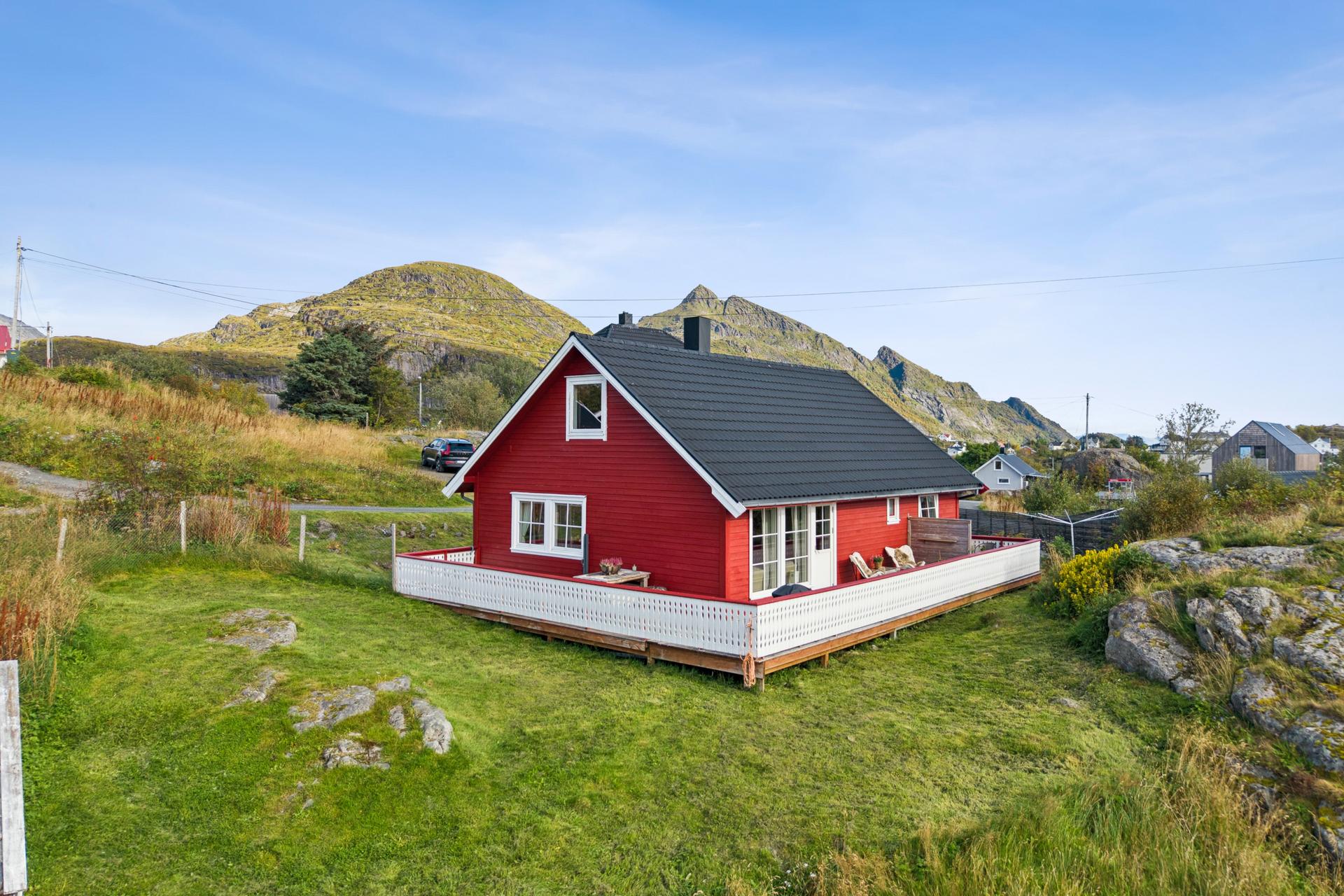 Eneboligen har nyere tak og neste alle vinduer er skiftet. . Bilde nummer 2 av 3