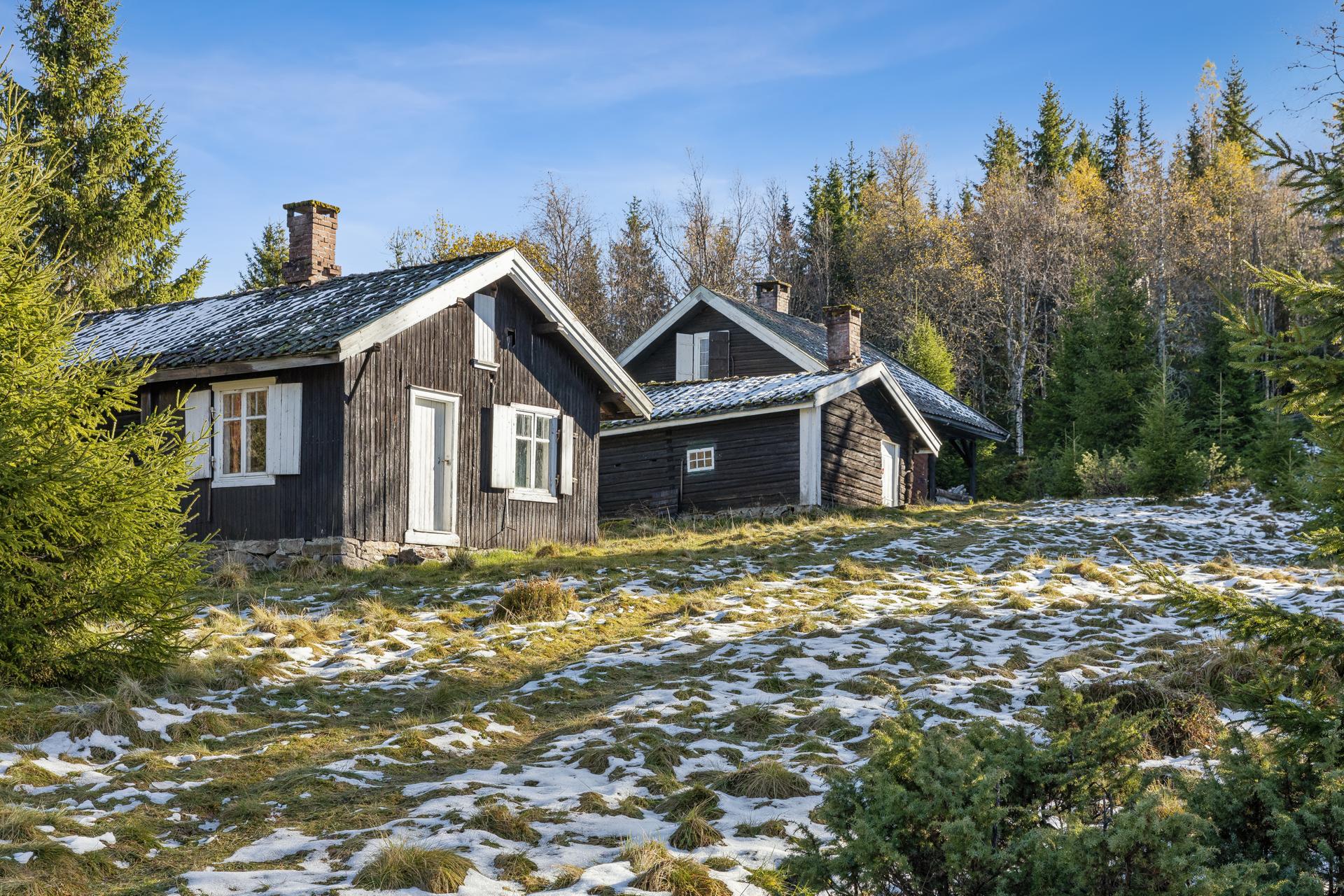 Tunet ved Nedre Kastet består av fritidsbolig, anneks og uthus i tradisjonell stil. Disse bygningene ble bygd rundt 1875. . Bilde nummer 2 av 3