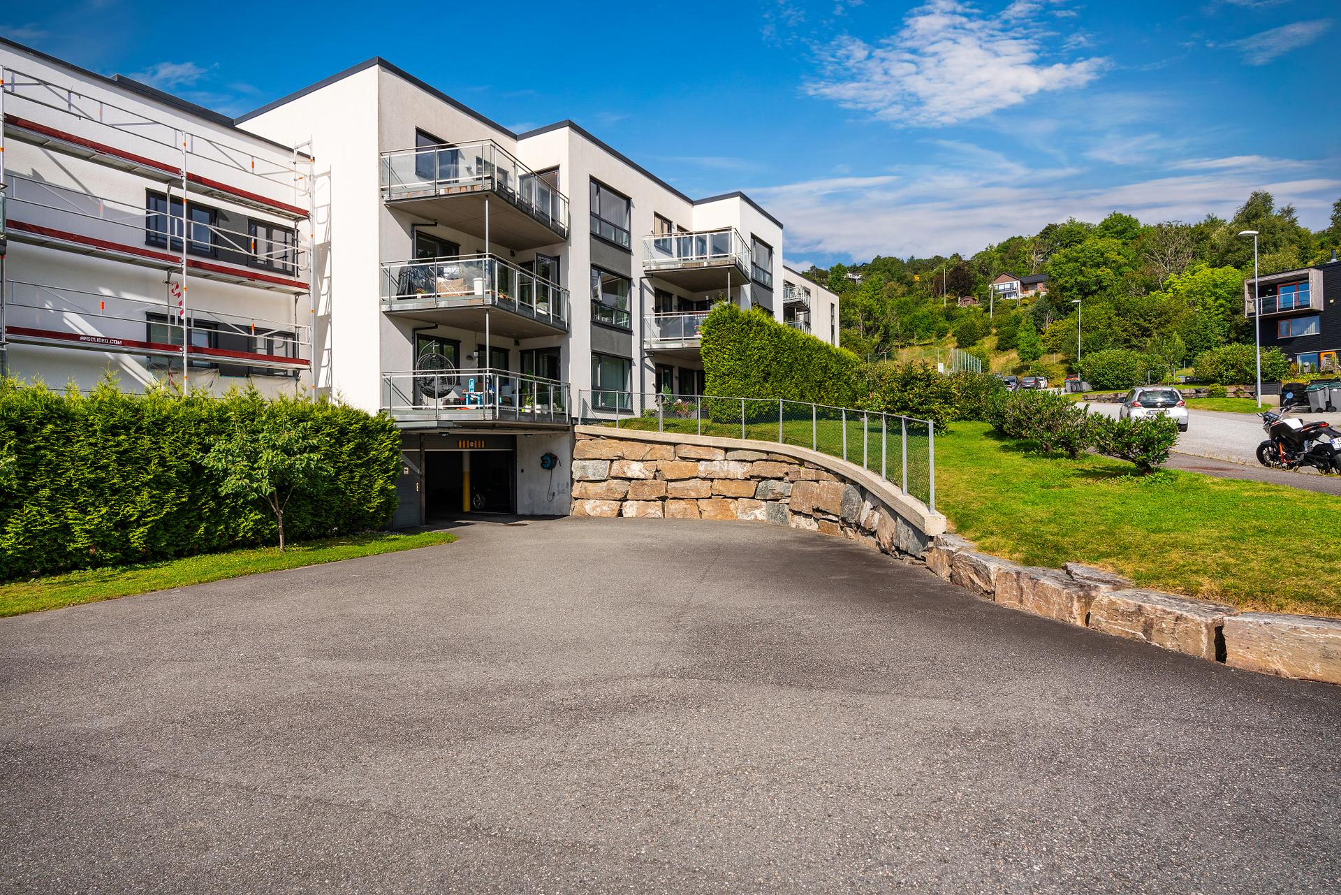 Leiligheten disponerer garasjeplass med elbillader og en bod på ca. 5 m² i kjeller.. Bilde nummer 3 av 3