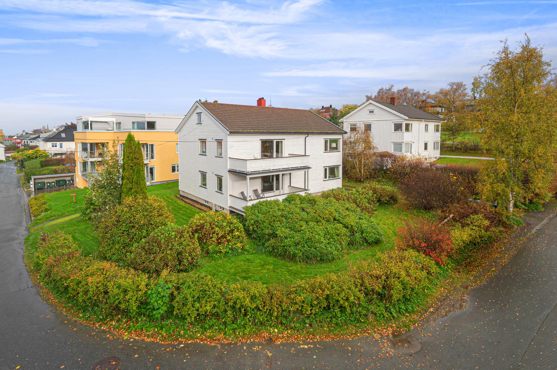 Hel horisontaldelt tomannsbolig. Attraktiv hjørnetomt på 863 m². Sentralt beliggende, i rolige, grønne og solrike omgivelser.. Bilde nummer 1 av 3