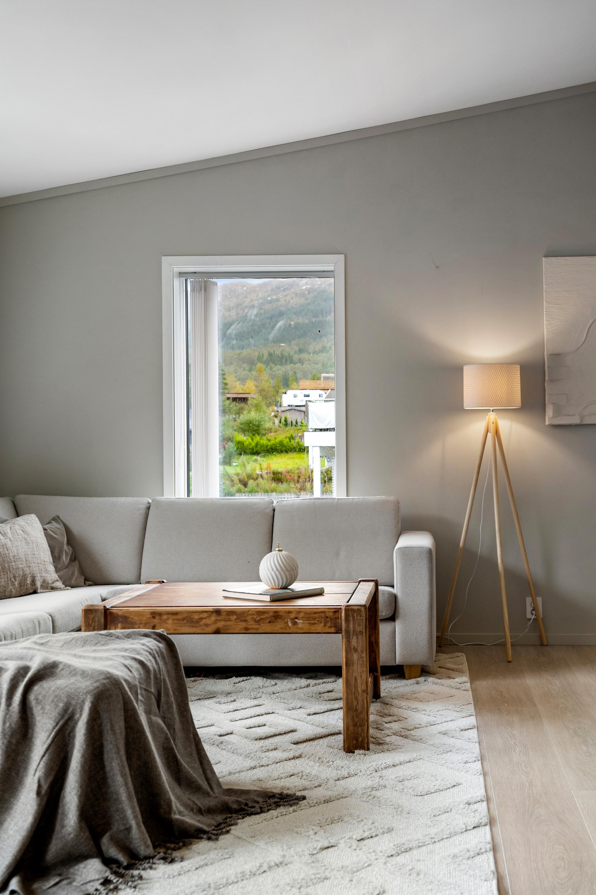 Vindauga slepp inn rikeleg med dagslys og rammar inn utsynet mot landskapet.. Bilde nummer 3 av 3
