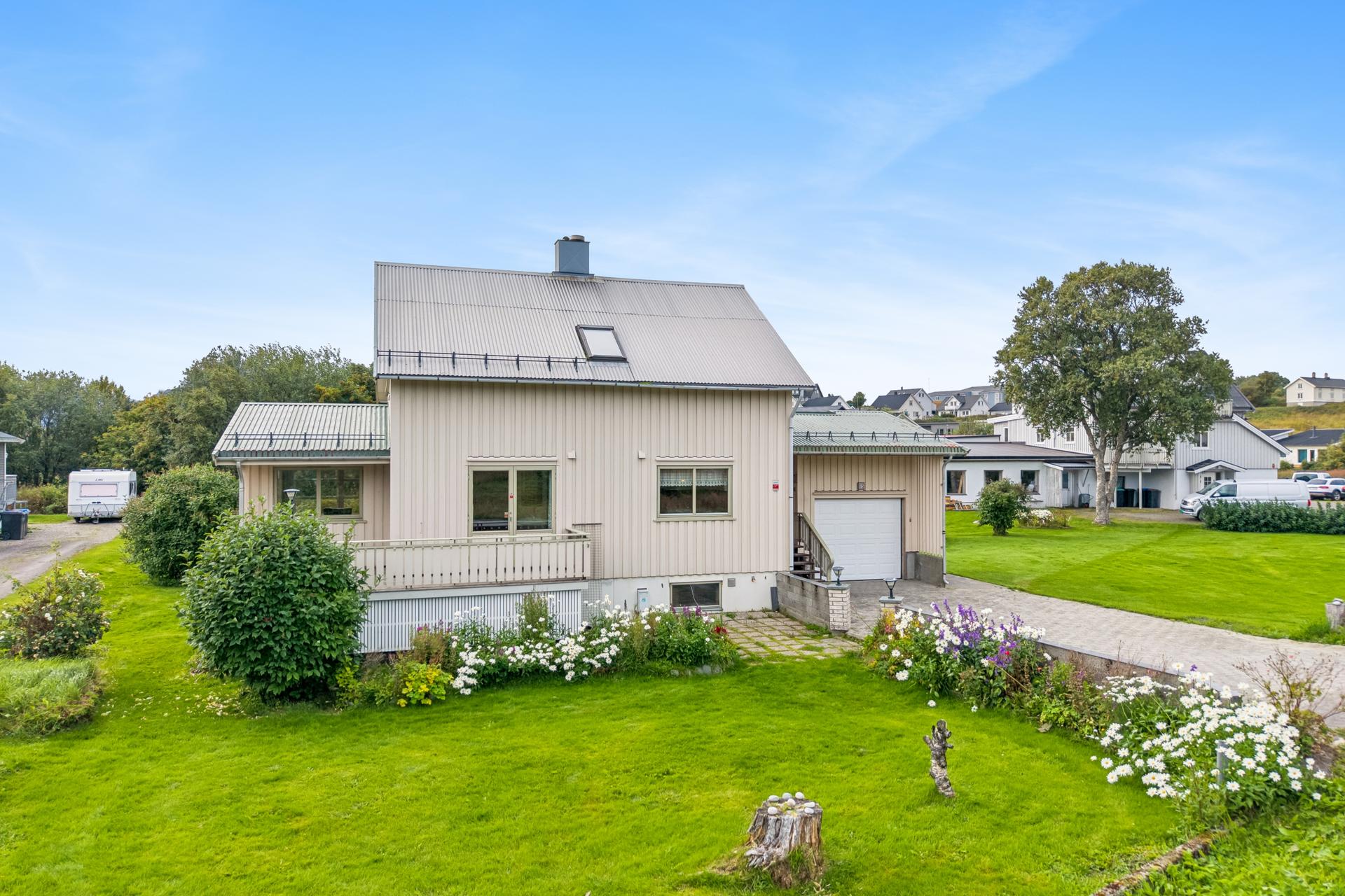 Velkommen til Sjøveien 65 - Presentert av EiendomsMegler 1 Lofoten. Foto: EFKT.. Bilde nummer 1 av 3