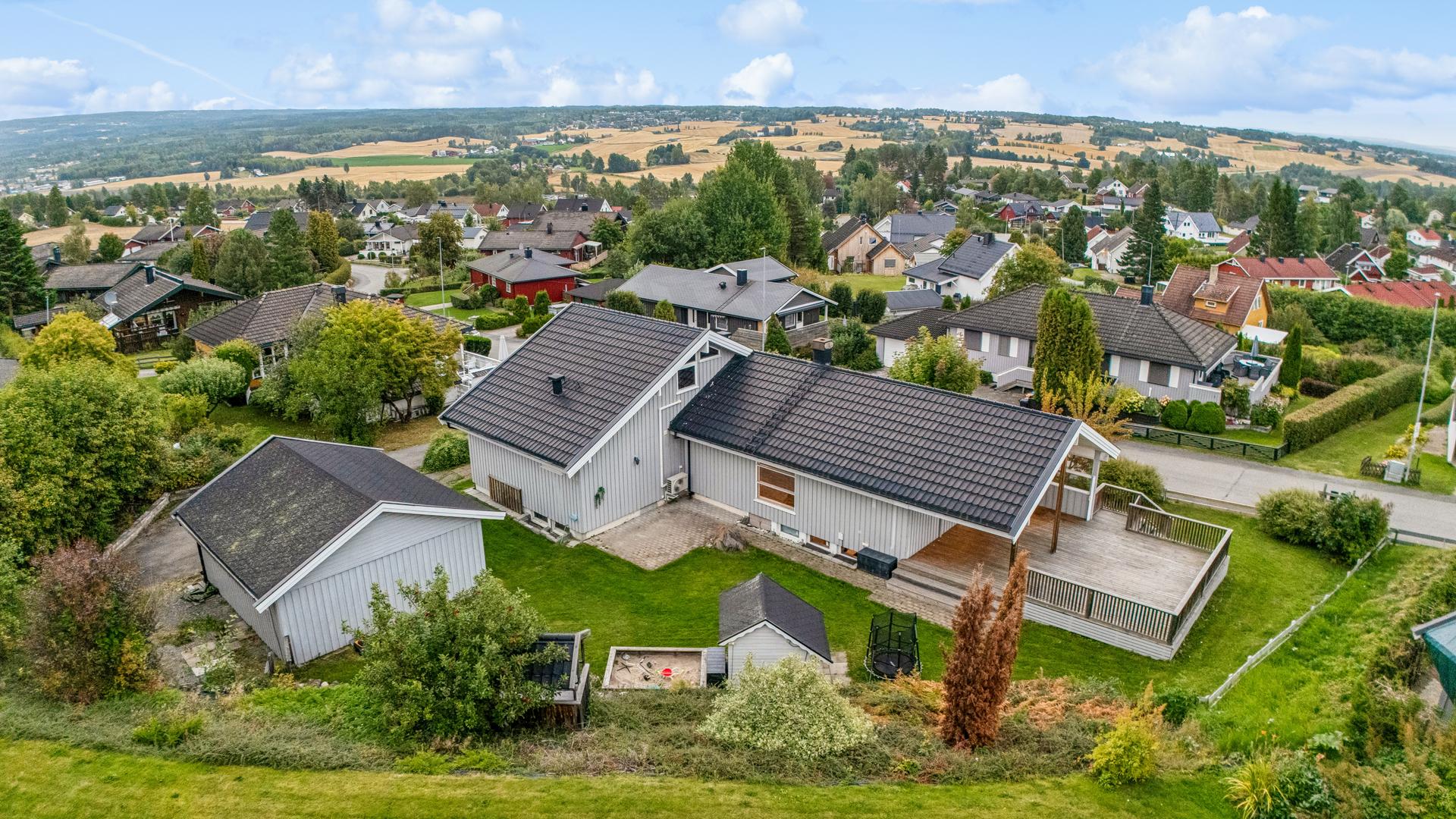 Boligen har etablert bergvarme med vannbåren gulvvarme i den oppgraderte sokkeletasjen.. Bilde nummer 3 av 3