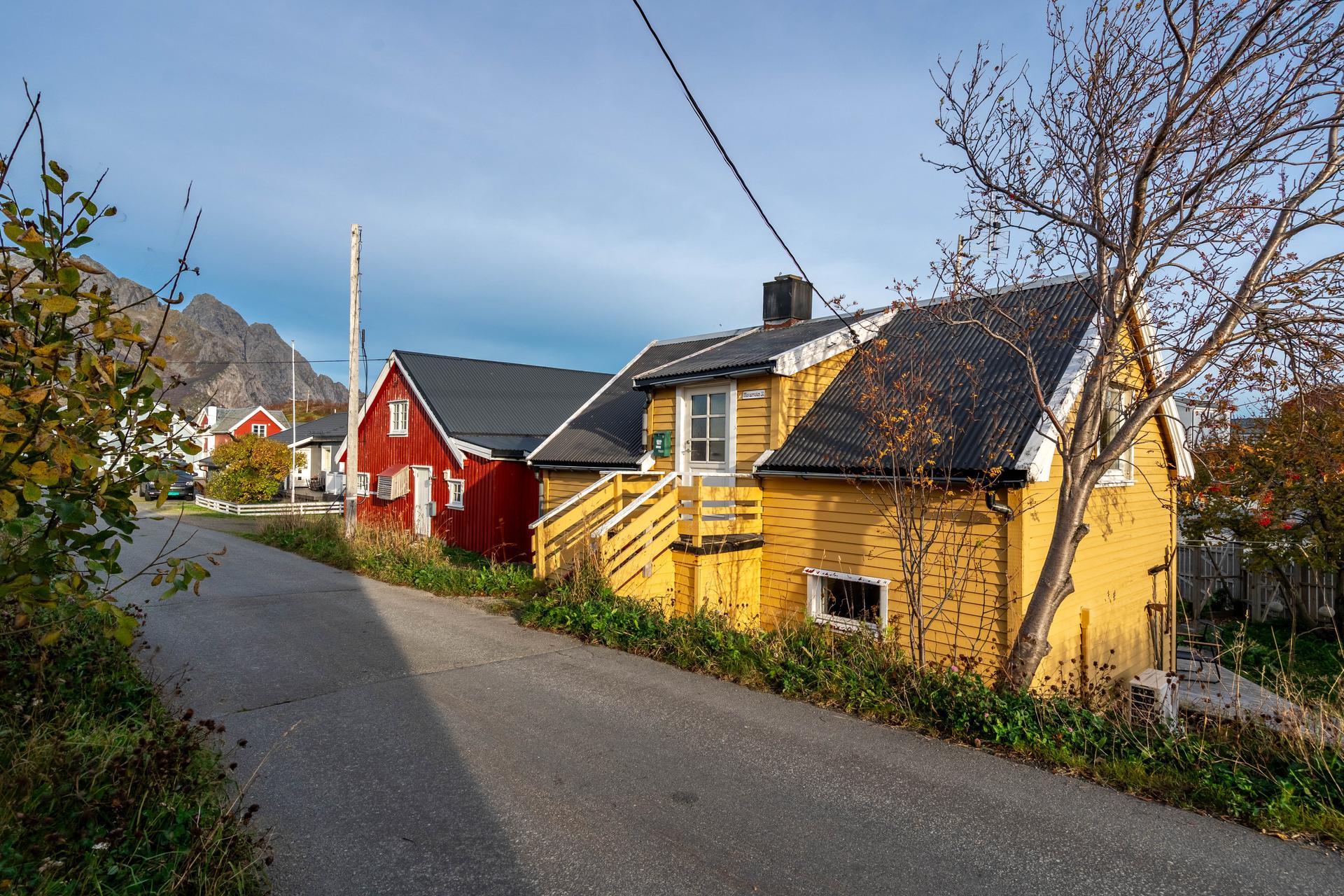 Liten enebolig i populære Henningsvær . Bilde nummer 2 av 3