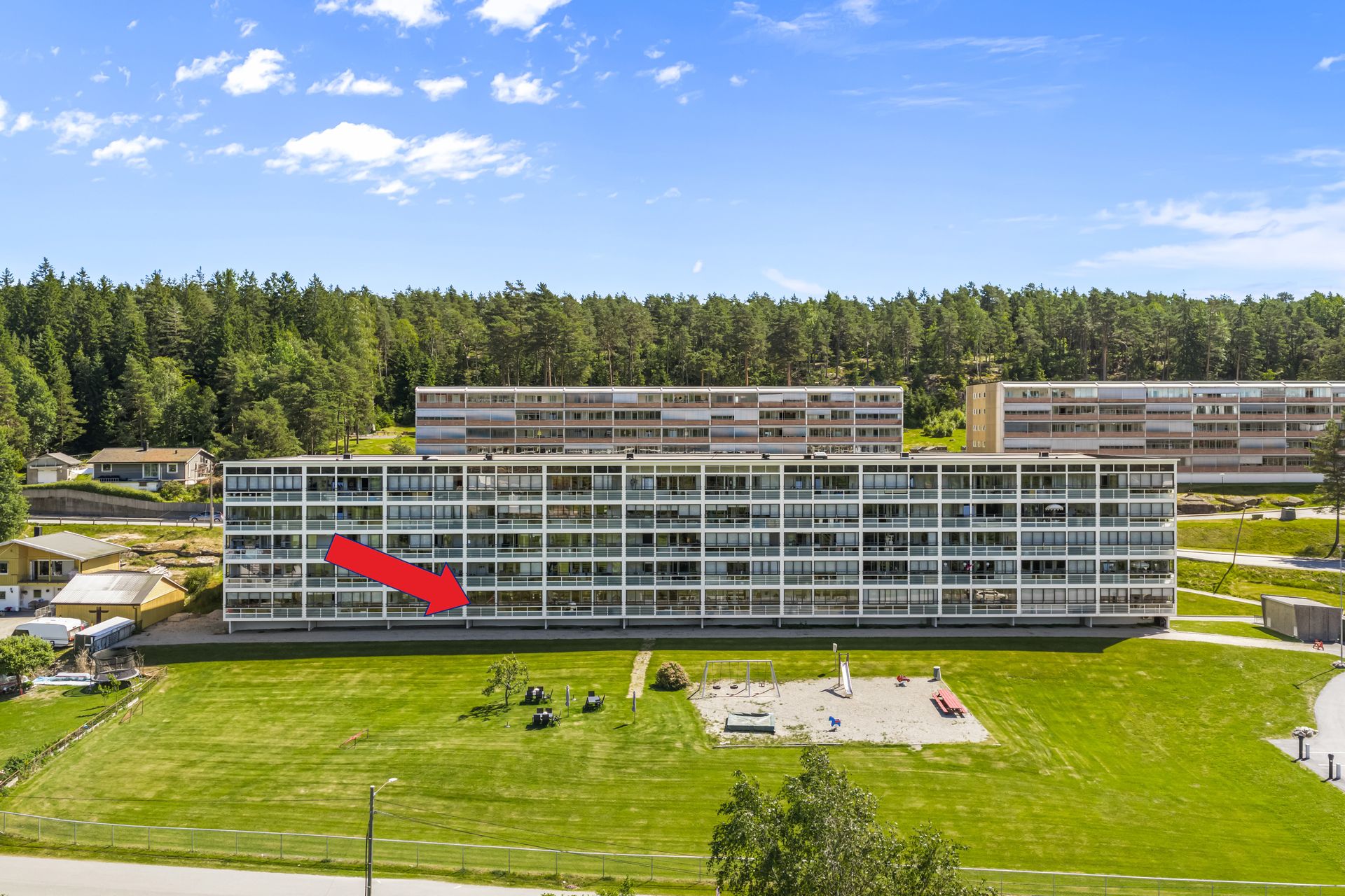 Bygget fikk oppgraderte fasader og nye, innglassede balkonger med ferdigattest i 2019.. Bilde nummer 2 av 3