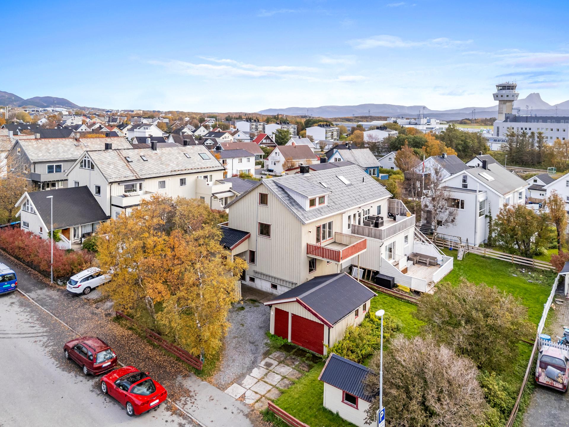 Sentral beliggenhet i Vestbyen med kort avstand til både sentrum, skoler, barnehager, butikker og bystranda/Pelle Molins plass.. Bilde nummer 3 av 3