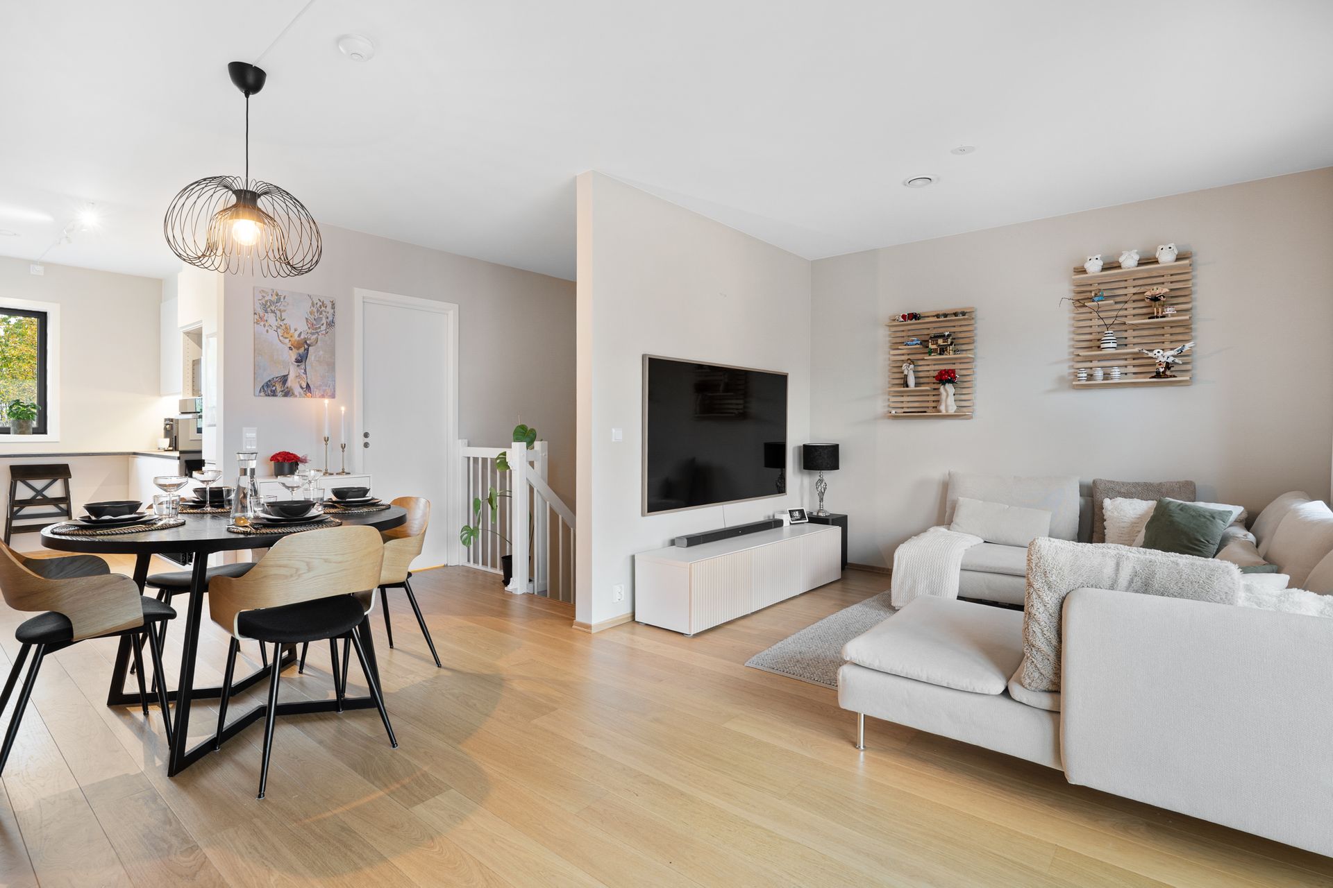 Moderne bolig med lyse farger . Bilde nummer 3 av 3