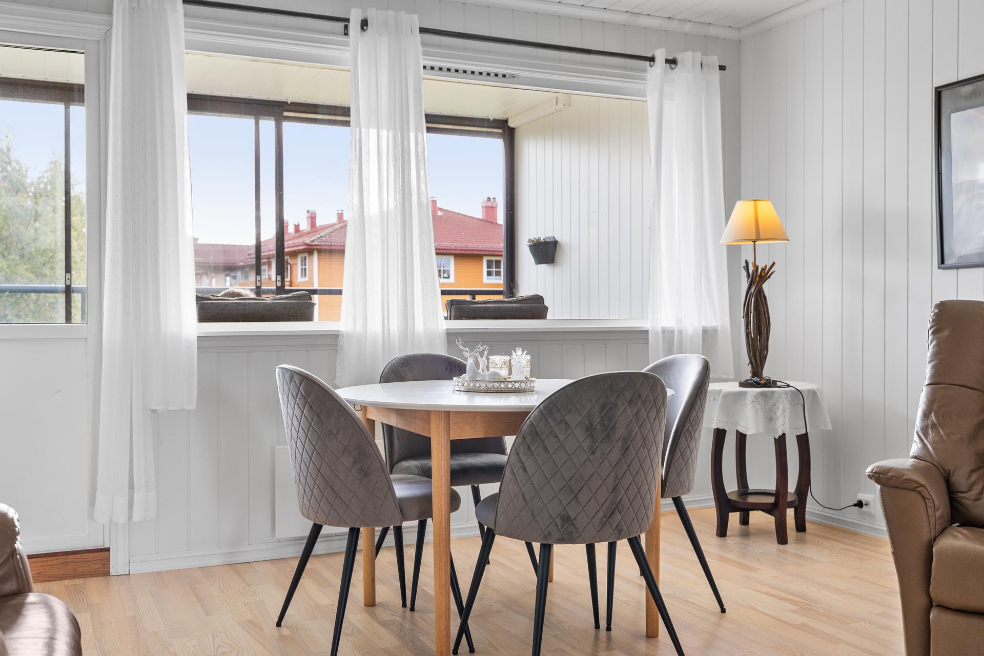 Spiseplassen kan fint innredes i nær tilknytning til oppholdsarealet, slik at stuen får flere naturlige soner uten at rommet mister sin åpne og luftige karakter. Her er det god plass til å dekke opp til både hverdagsmiddager og større selskaper.. Bilde nummer 3 av 3