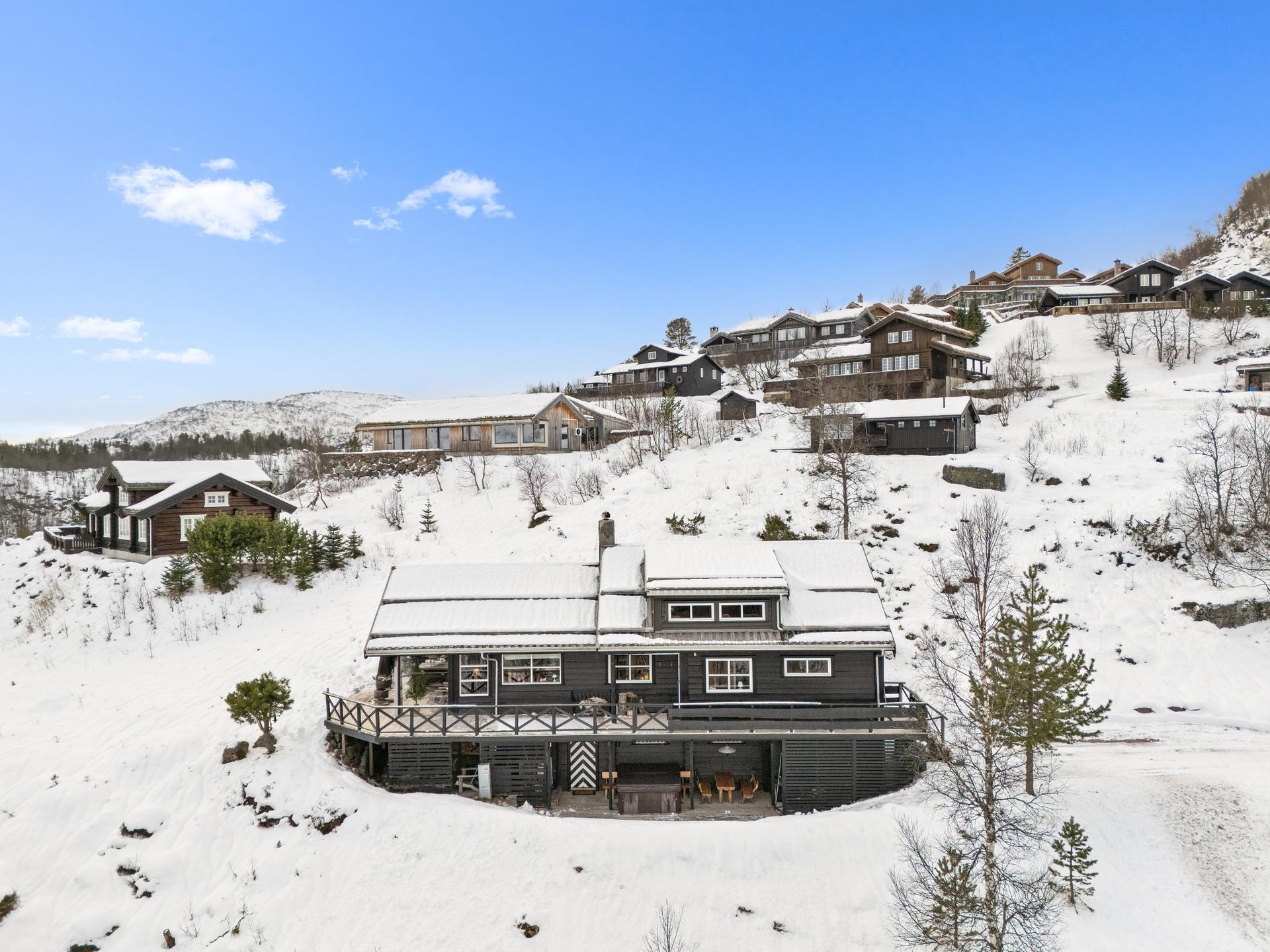 Dan Chruickshank presenterer: Innbydende, lun og svært godt plassert hytte m/luftig utsikt. Ski in/out. Kjør til døren. Flere soverom og stuer. (Foto: Stian Dirdal.). Bilde nummer 2 av 3