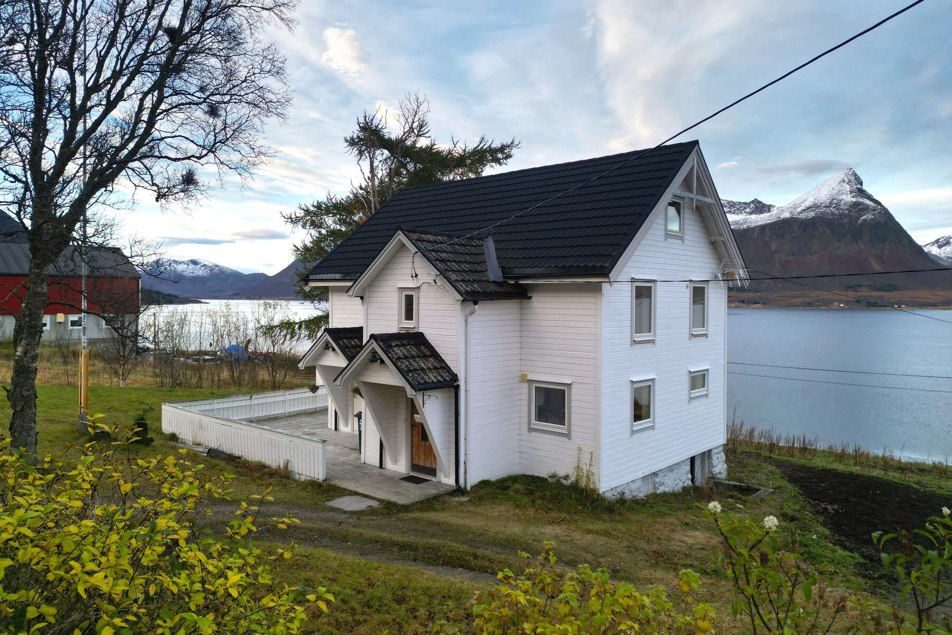 Landbrukseiendommen ligger meget fint til på Mehus i Godfjorden, omkranset av vakker natur. Her får du landlig idyll! Foto: Lunde images. Bilde nummer 2 av 3