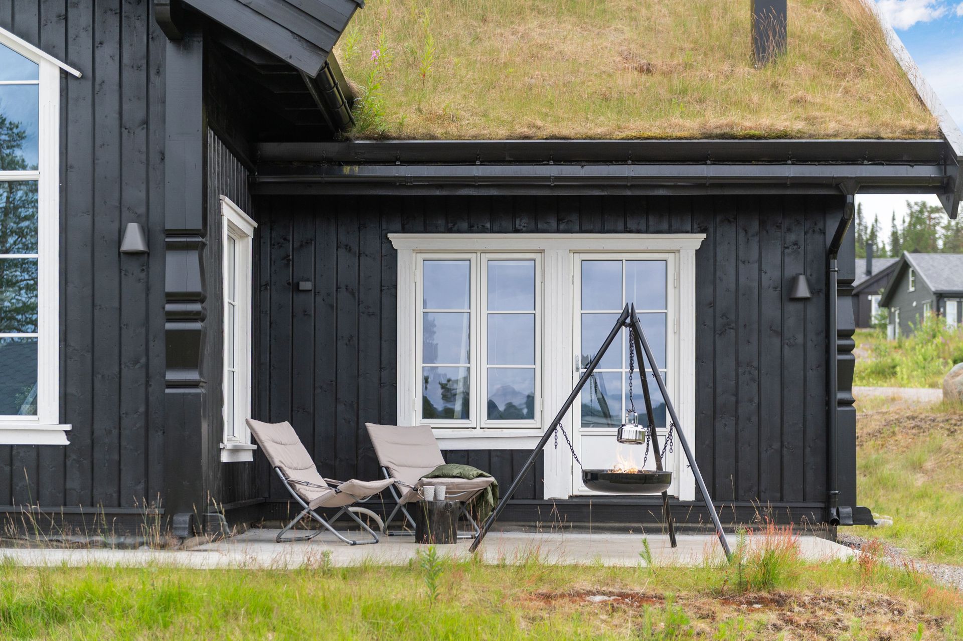 Hyggelig uteplass med utgang fra både kjøkken, entré og et soverom.. Bilde nummer 3 av 3