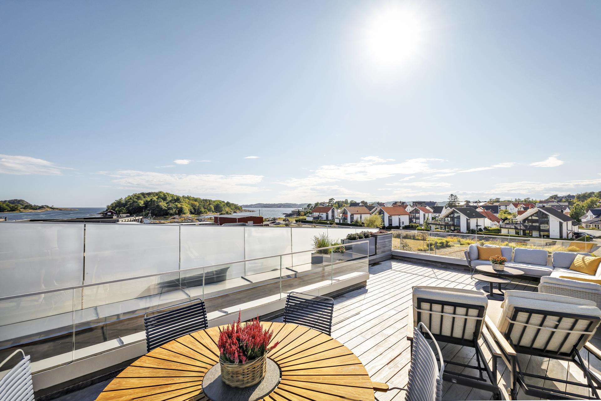 Moderne bolig fra 2019 med beliggenhet helt nede i bryggekanten.. Bilde nummer 2 av 3