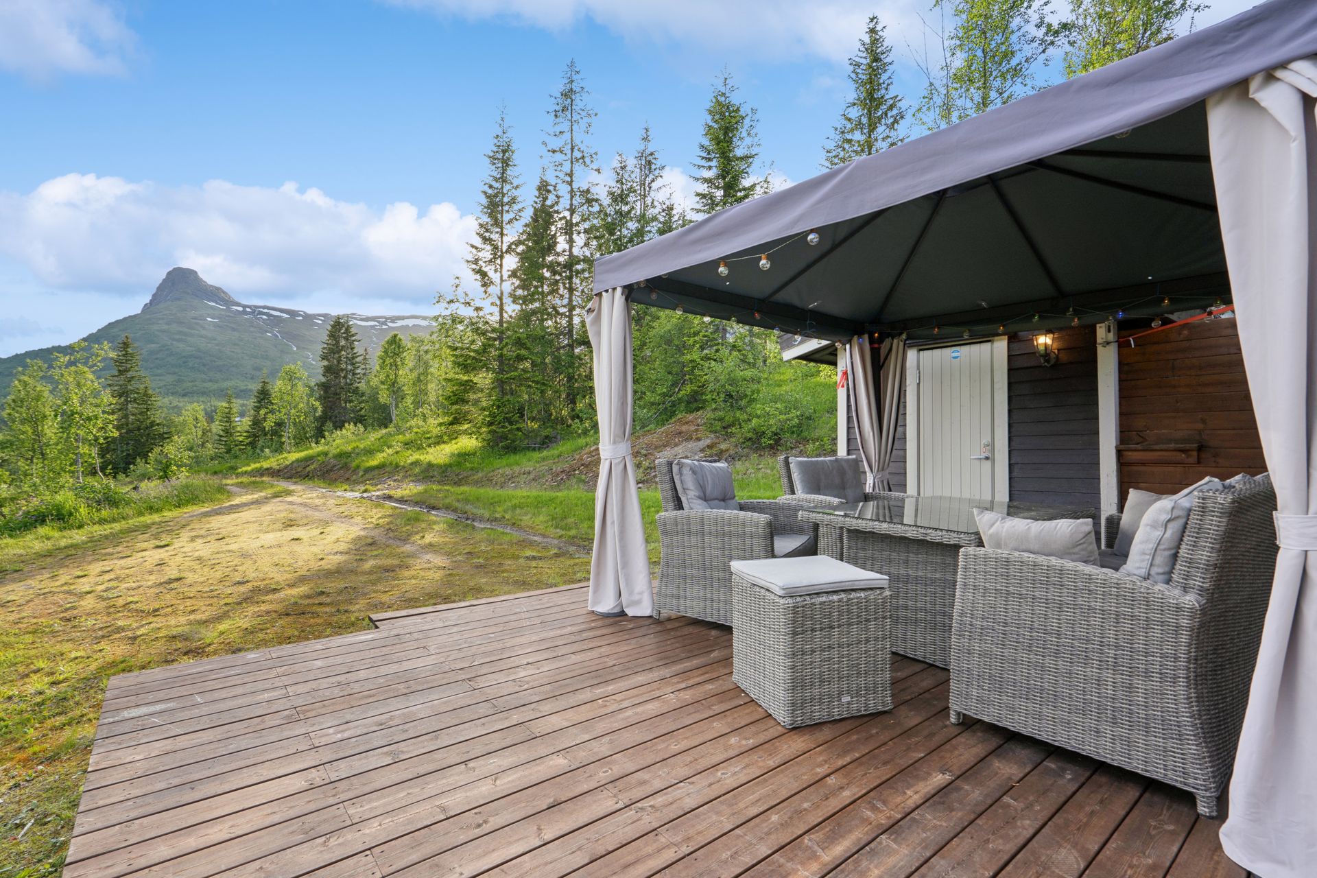 Stor, vestvendt terrasse på ca. 21 m² med god plass til utemøbler.. Bilde nummer 3 av 3