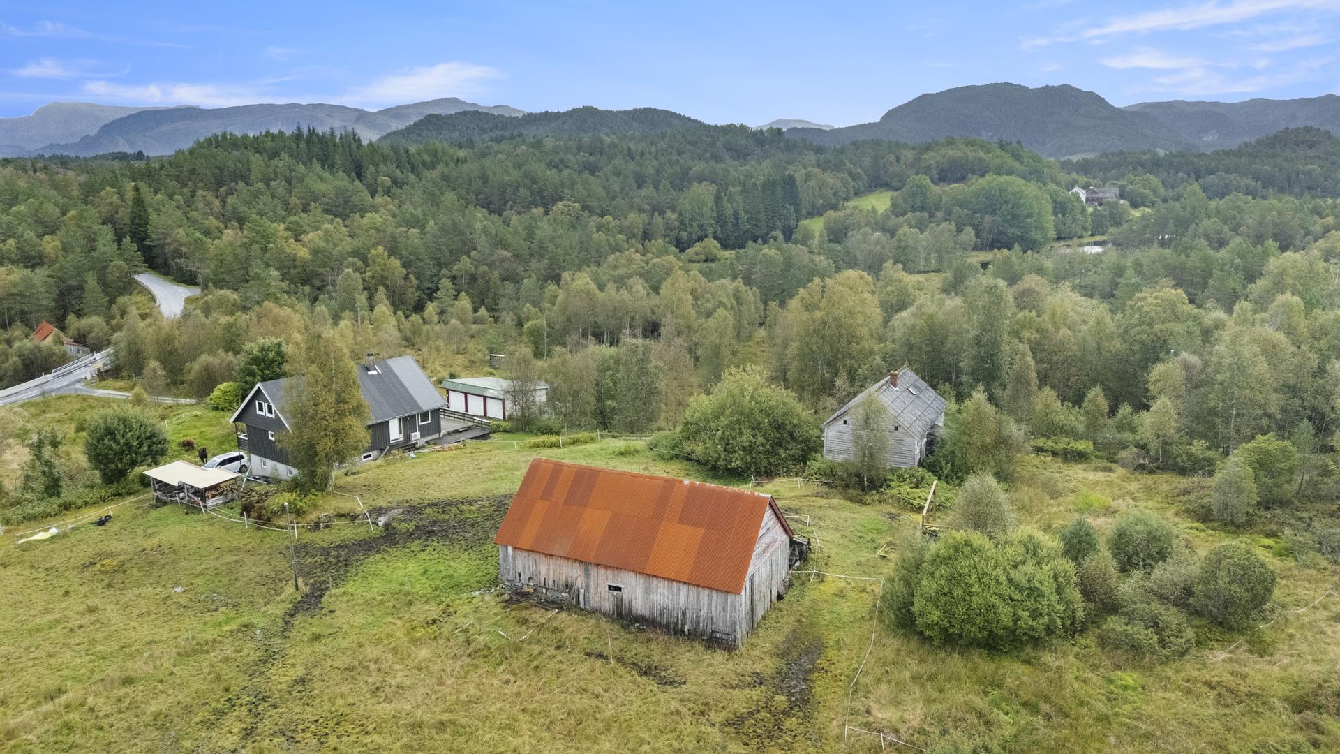 Eigedomen består av våningshus, garasje, samt eldre låve, kårbustad og kvernhus. Bilde nummer 3 av 3