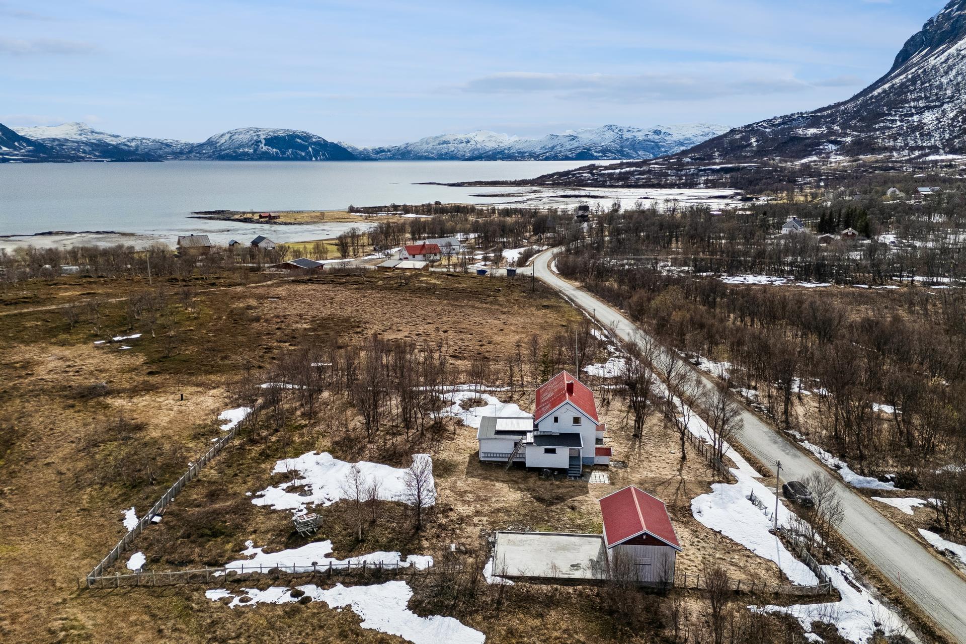 Beliggenheten gir en åpen utsikt over fjorden og fjellene i horisonten.. Bilde nummer 2 av 3