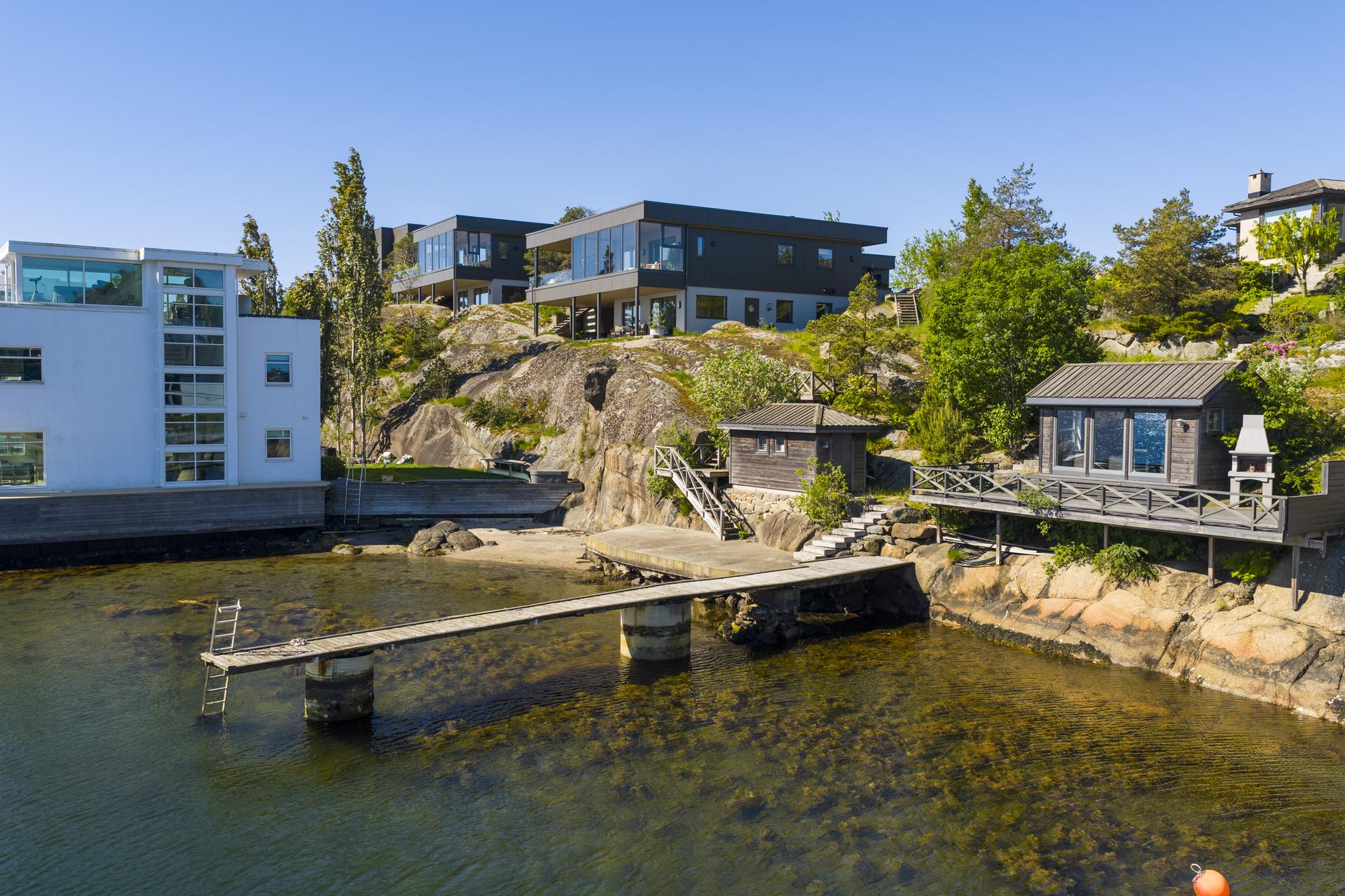 Eiendommen ligger høyt og fritt i 2.rekke fra sjøen og med mulighet for båtplass på felles brygge . Bilde nummer 3 av 3