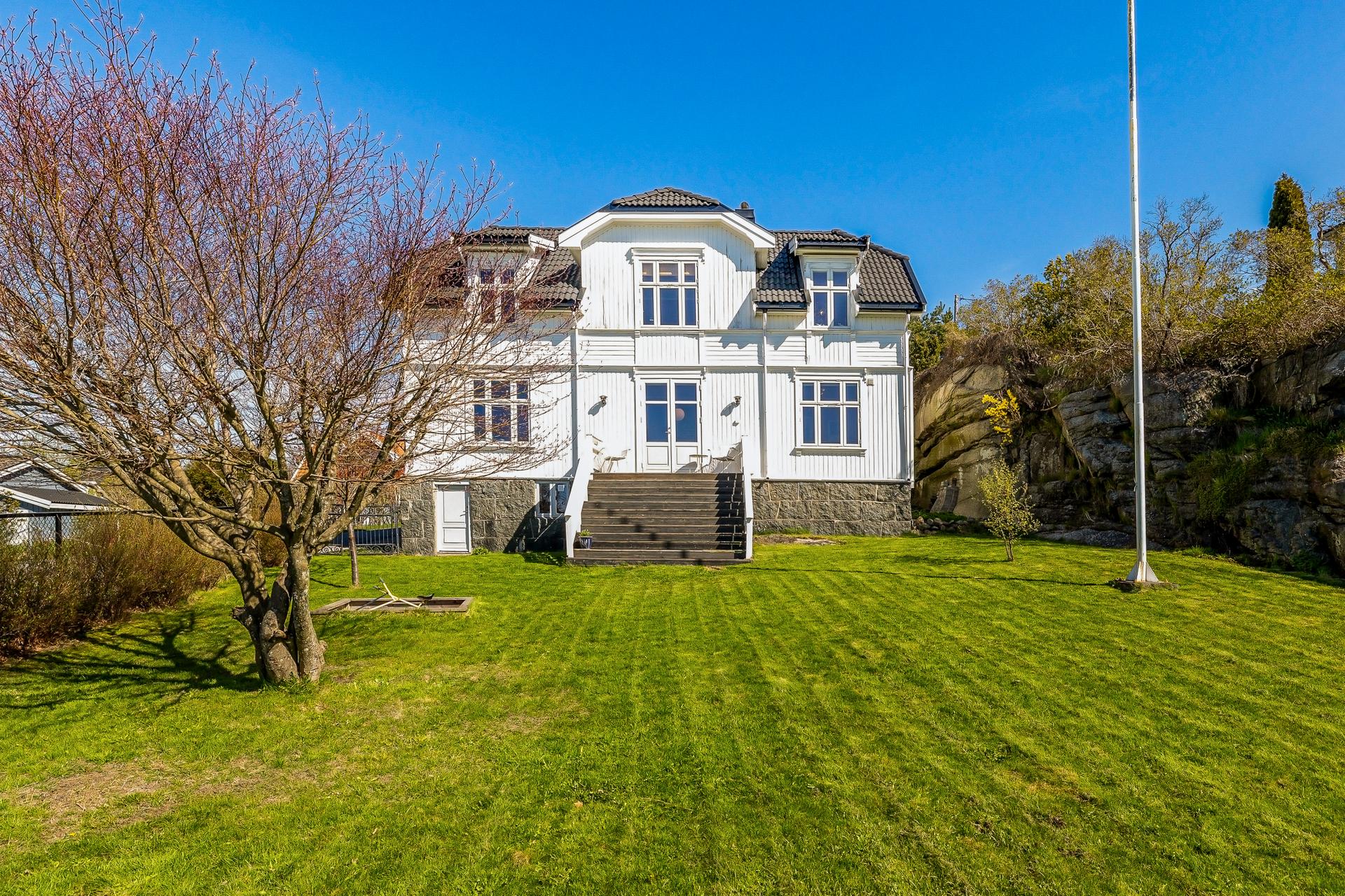 Velkommen til Gokstadryggen 9! En innholdsrik eiendom innredet med kjøkken og bad i hver etasje og med et eldre, frittstående butikklokale på tomten. Foto: Karl Filip Kronstad.. Bilde nummer 1 av 3