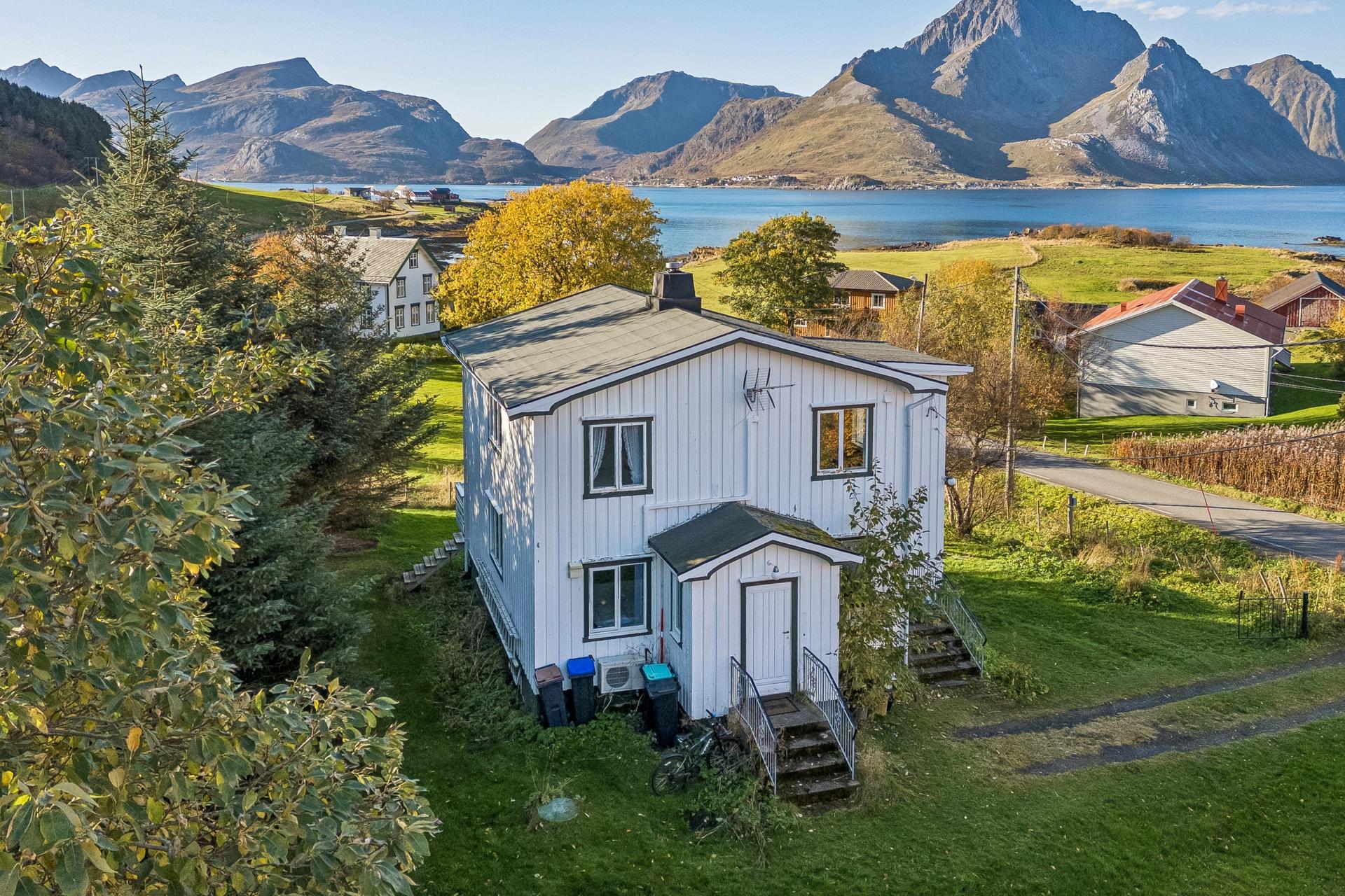 Eiendommen har en fin og landlig beliggenhet på Haug i Gravdal, med nydelig sjøutsikt over Nappsstraumen og svært gode solforhold. . Bilde nummer 3 av 3