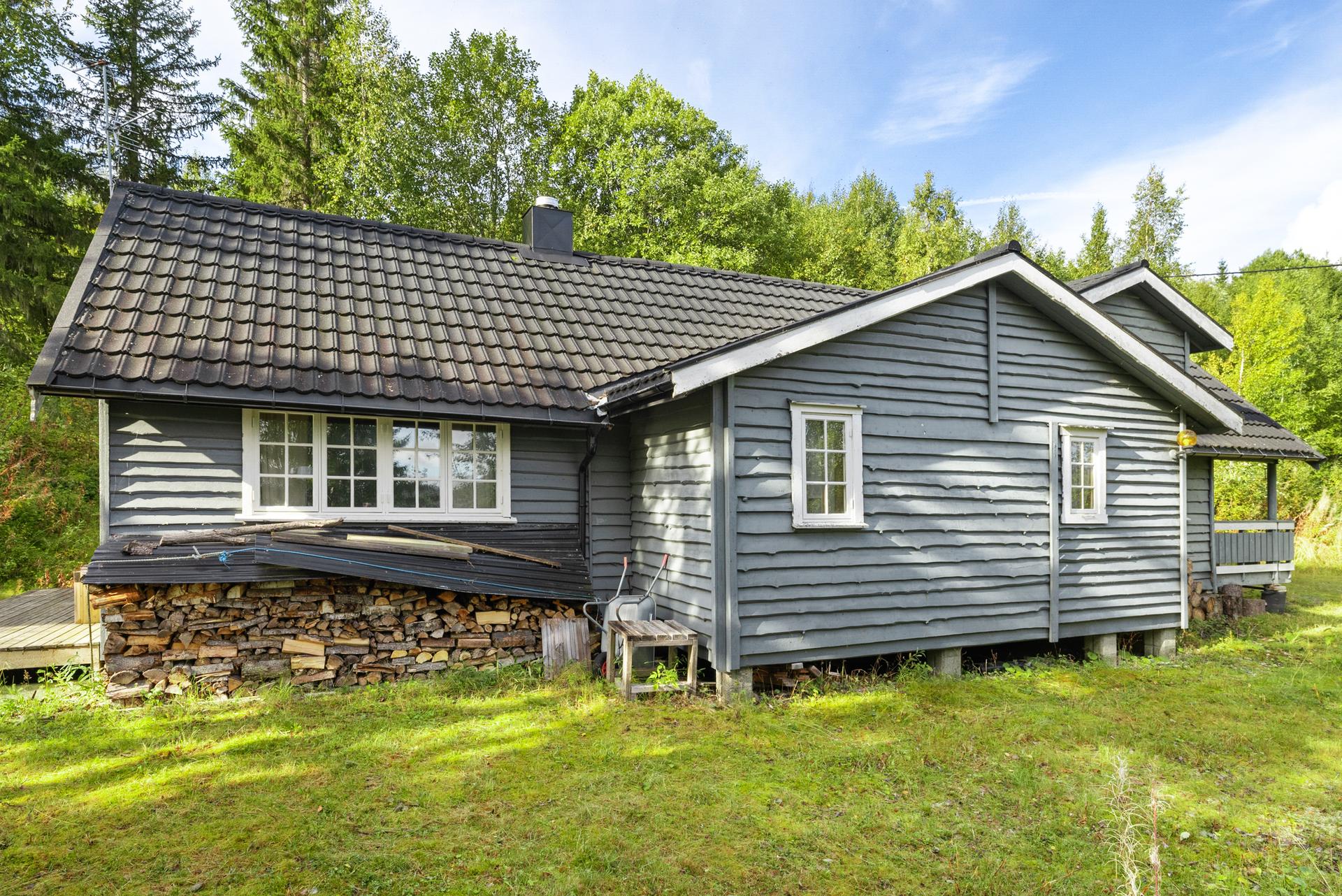 Hytta er tilbygd siden byggeår . Bilde nummer 3 av 3