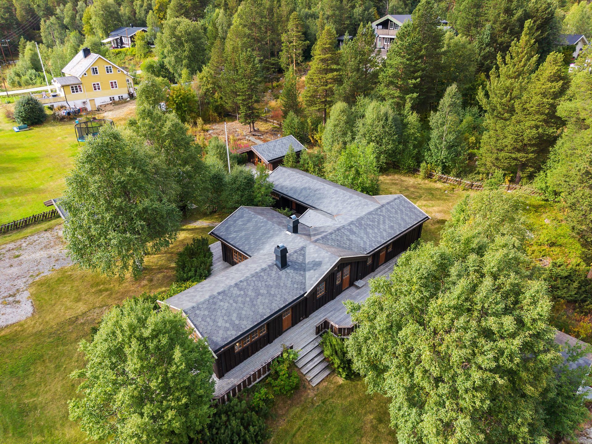 EiendomsMegler 1 v/Arnfinn Seim har gleden av å presentere Ansethvegen 9 - En innholdsrik og praktisk hytte med dobbel garasje på stor tomt | Foto: Hunter Visuals. Bilde nummer 1 av 3